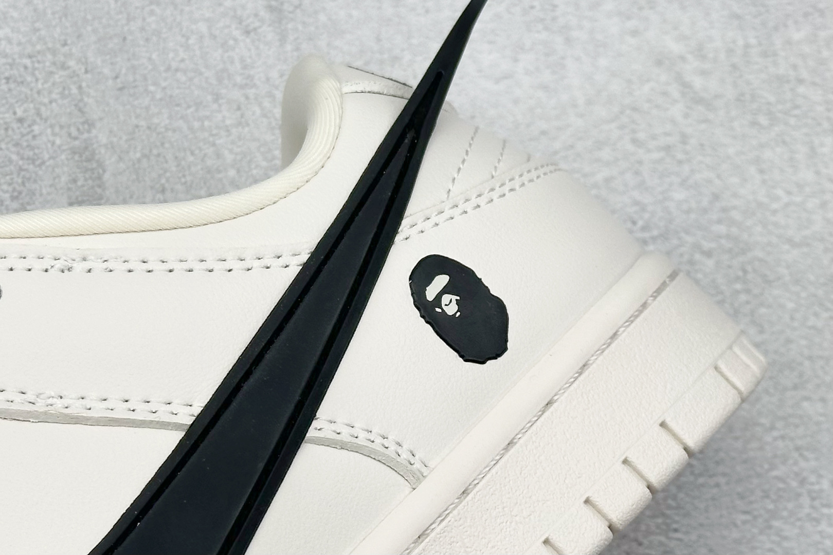 福利特价 放店私
Nk SB Dunk Low x AMBUSH x BAPE 三方联名-米白大黑勾 周