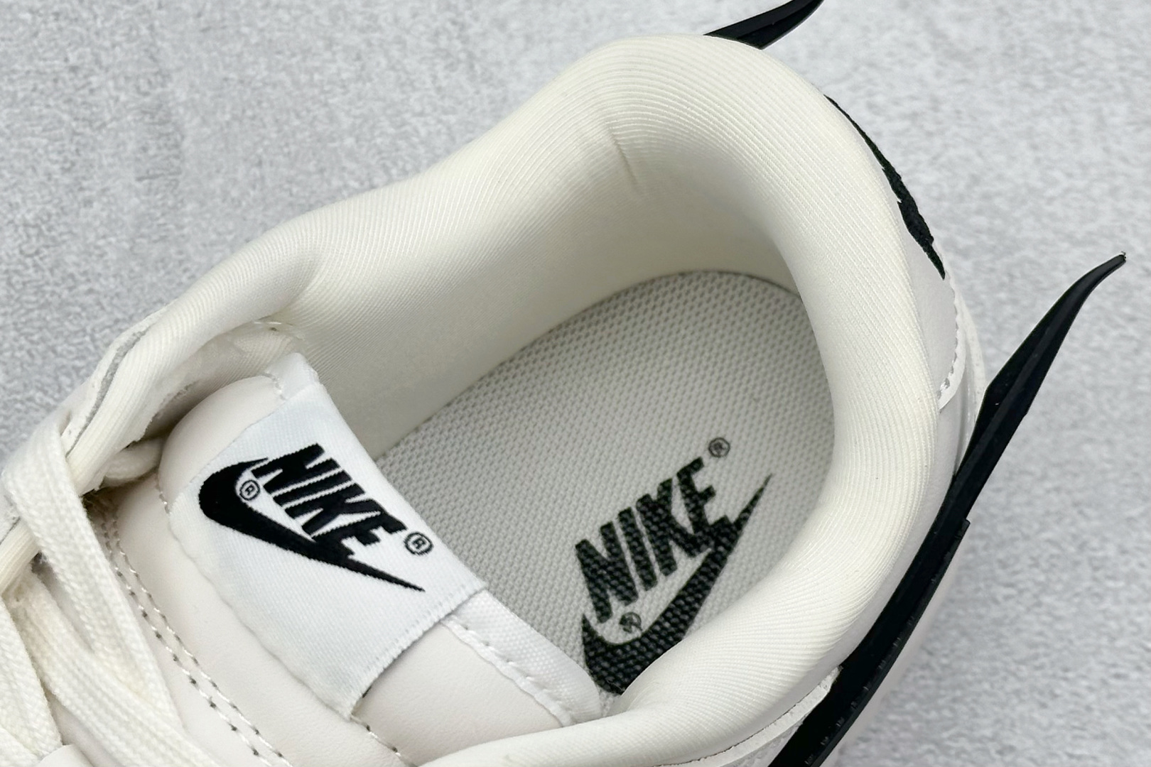 福利特价 放店私
Nk SB Dunk Low x AMBUSH x BAPE 三方联名-米白大黑勾 周
