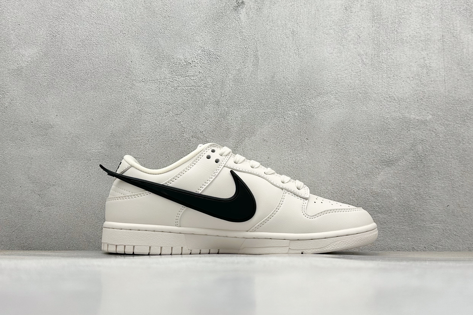 福利特价 放店私
Nk SB Dunk Low x AMBUSH x BAPE 三方联名-米白大黑勾 周
