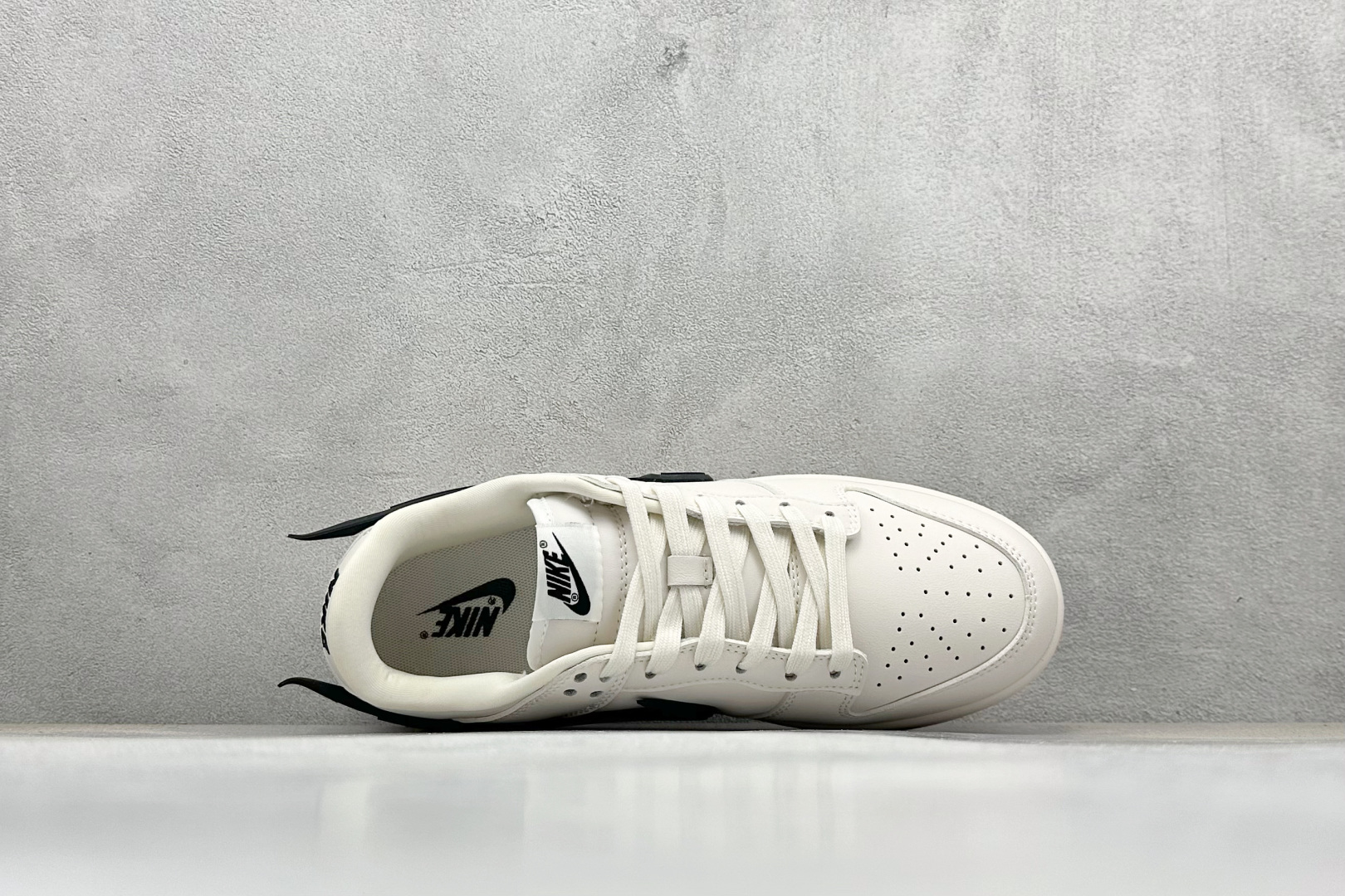 福利特价 放店私
Nk SB Dunk Low x AMBUSH x BAPE 三方联名-米白大黑勾 周