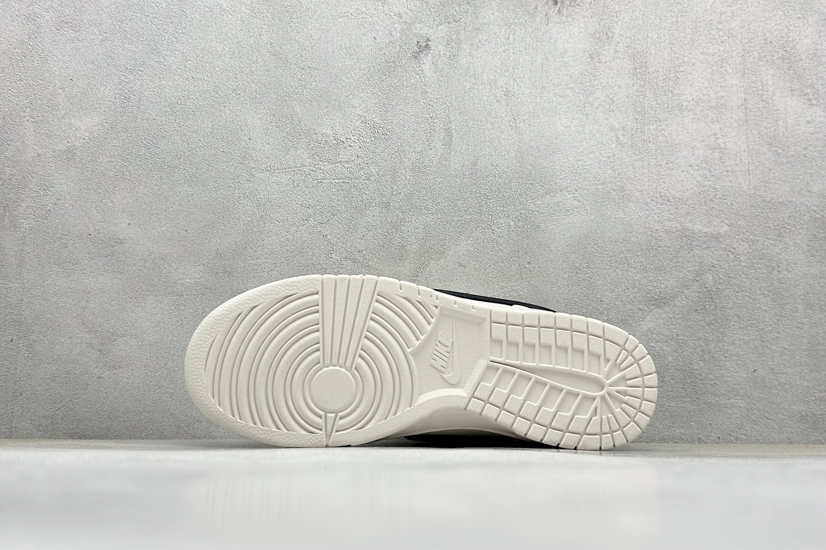 福利特价 放店私
Nk SB Dunk Low x AMBUSH x BAPE 三方联名-米白大黑勾 周