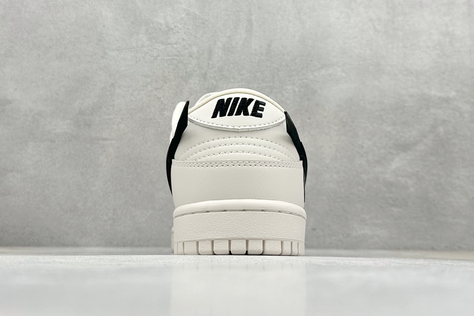 福利特价 放店私
Nk SB Dunk Low x AMBUSH x BAPE 三方联名-米白大黑勾 周