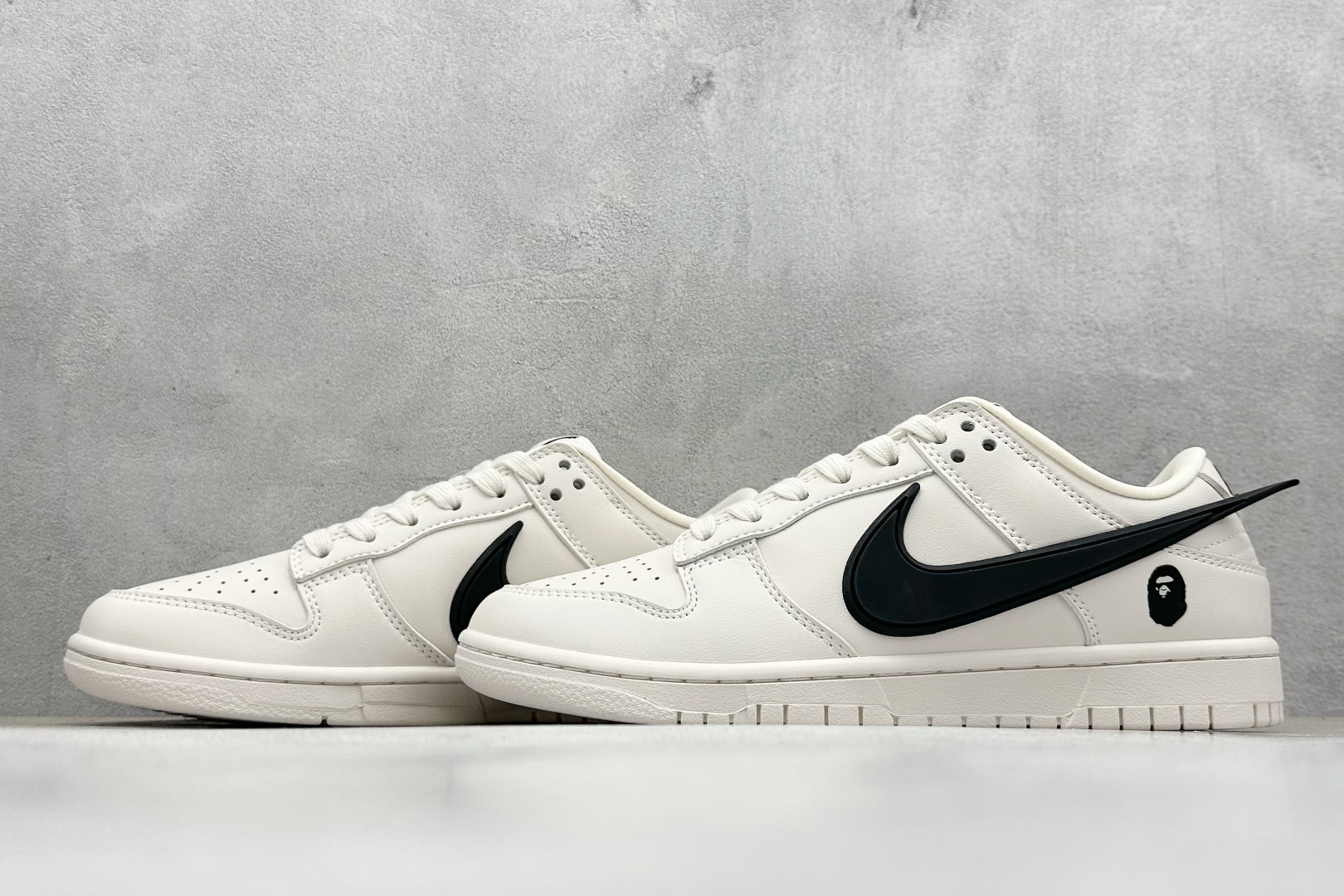 福利特价 放店私
Nk SB Dunk Low x AMBUSH x BAPE 三方联名-米白大黑勾 周