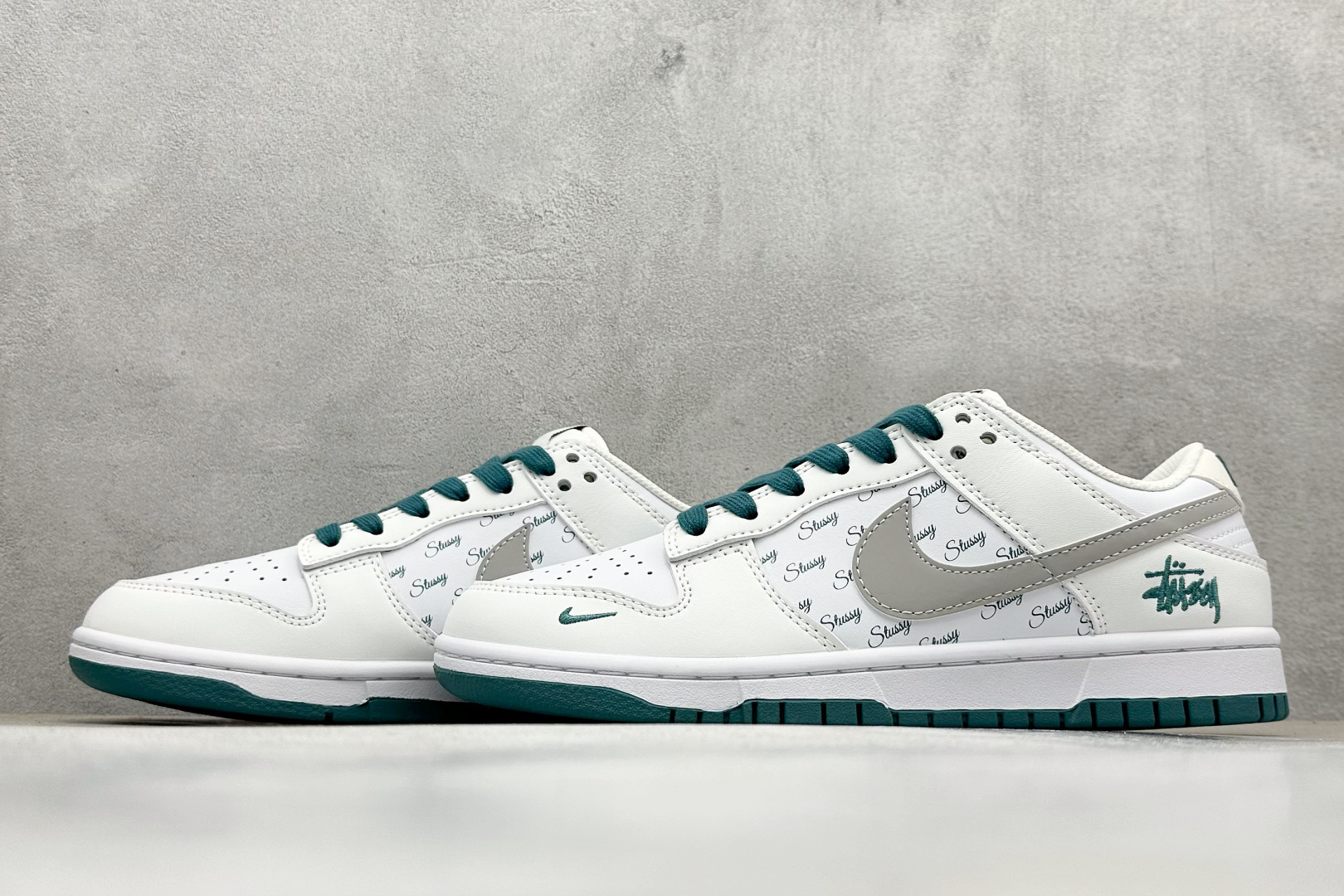 福利特价 放店私
Nk SB Dunk Low 斯图西联名-白灰绿印字 周年高端定制 低帮休闲板鞋
#