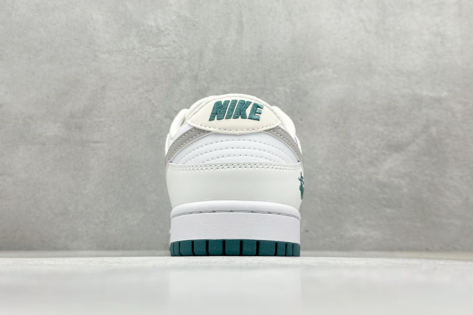 福利特价 放店私
Nk SB Dunk Low 斯图西联名-白灰绿印字 周年高端定制 低帮休闲板鞋
#
