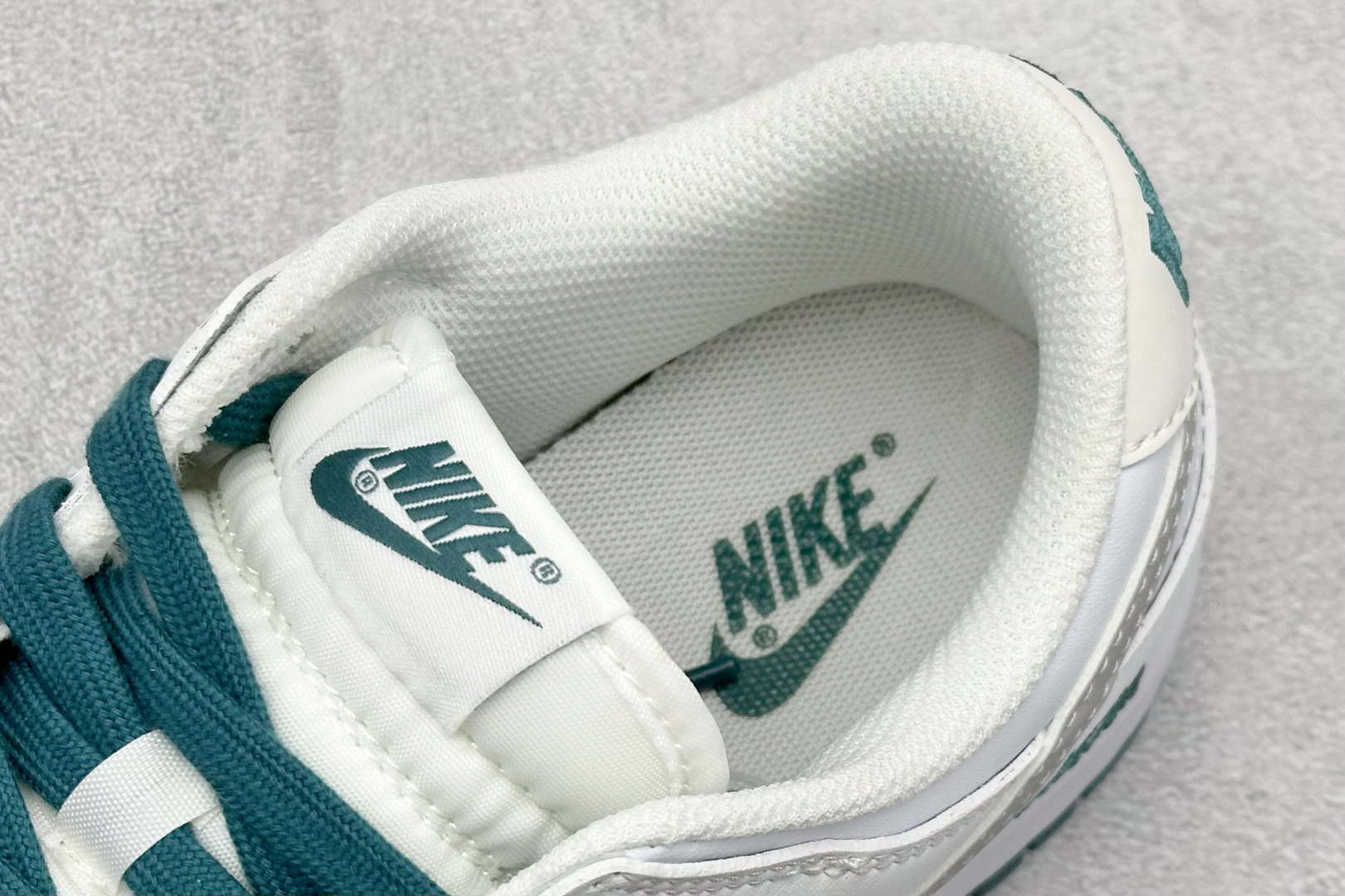 福利特价 放店私
Nk SB Dunk Low 斯图西联名-白灰绿印字 周年高端定制 低帮休闲板鞋
#