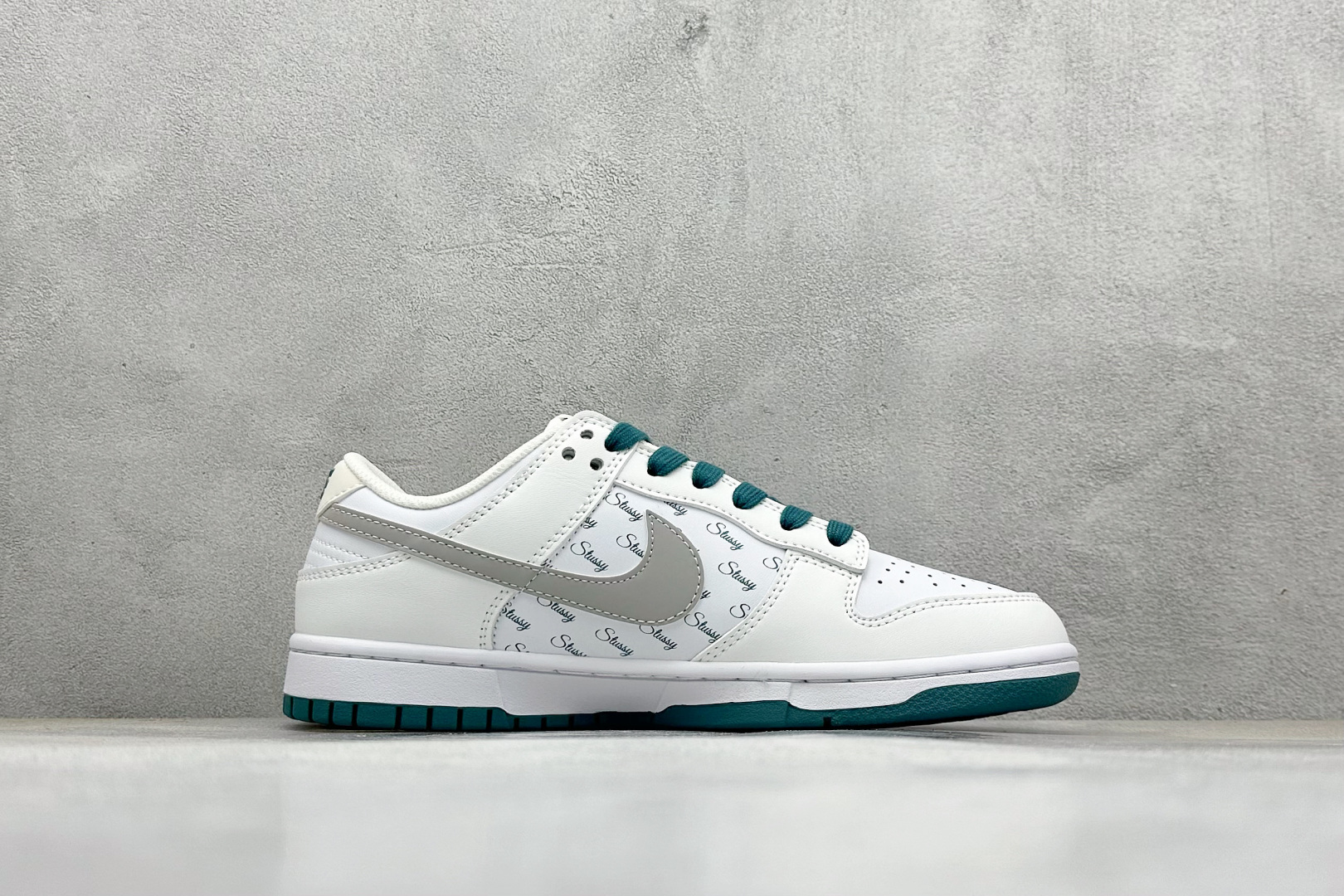 福利特价 放店私
Nk SB Dunk Low 斯图西联名-白灰绿印字 周年高端定制 低帮休闲板鞋
#