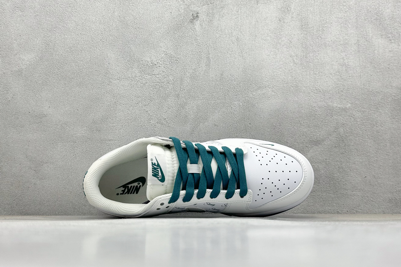 福利特价 放店私
Nk SB Dunk Low 斯图西联名-白灰绿印字 周年高端定制 低帮休闲板鞋
#