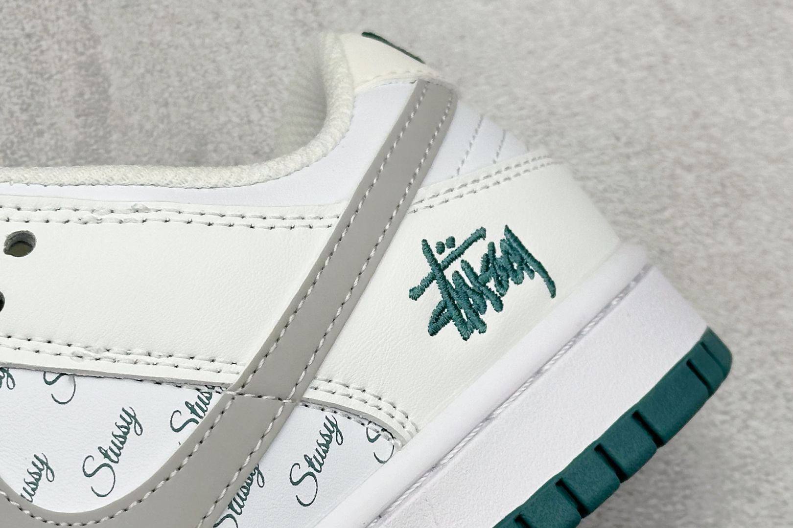 福利特价 放店私
Nk SB Dunk Low 斯图西联名-白灰绿印字 周年高端定制 低帮休闲板鞋
#