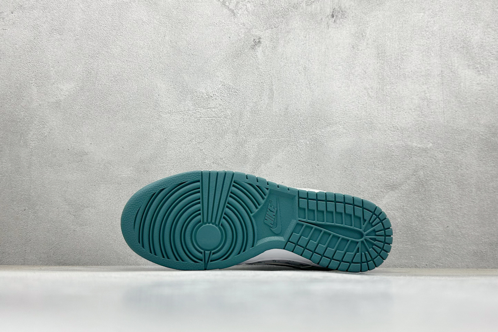 福利特价 放店私
Nk SB Dunk Low 斯图西联名-白灰绿印字 周年高端定制 低帮休闲板鞋
#