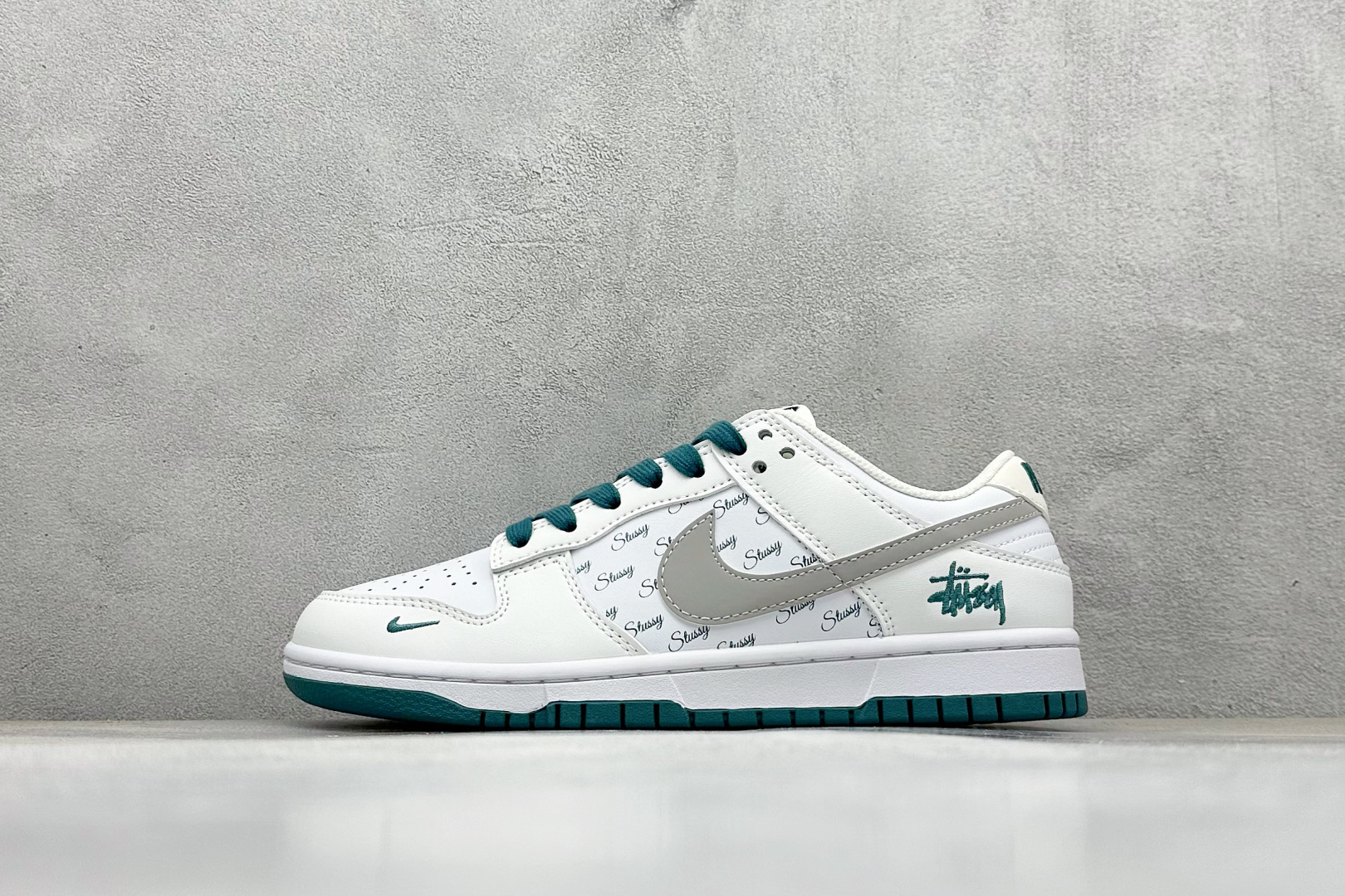 福利特价 放店私
Nk SB Dunk Low 斯图西联名-白灰绿印字 周年高端定制 低帮休闲板鞋
#