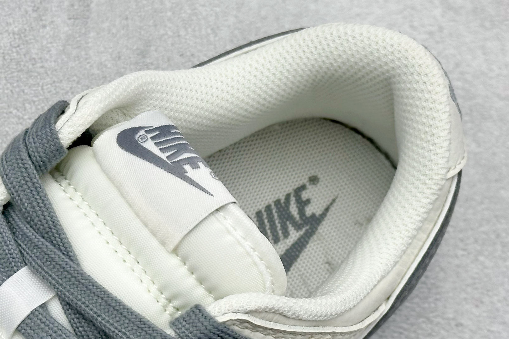 福利特价 放店私
Nk SB Dunk Low Supreme联名 灰勾双小勾 周年高端定制 低帮休闲板