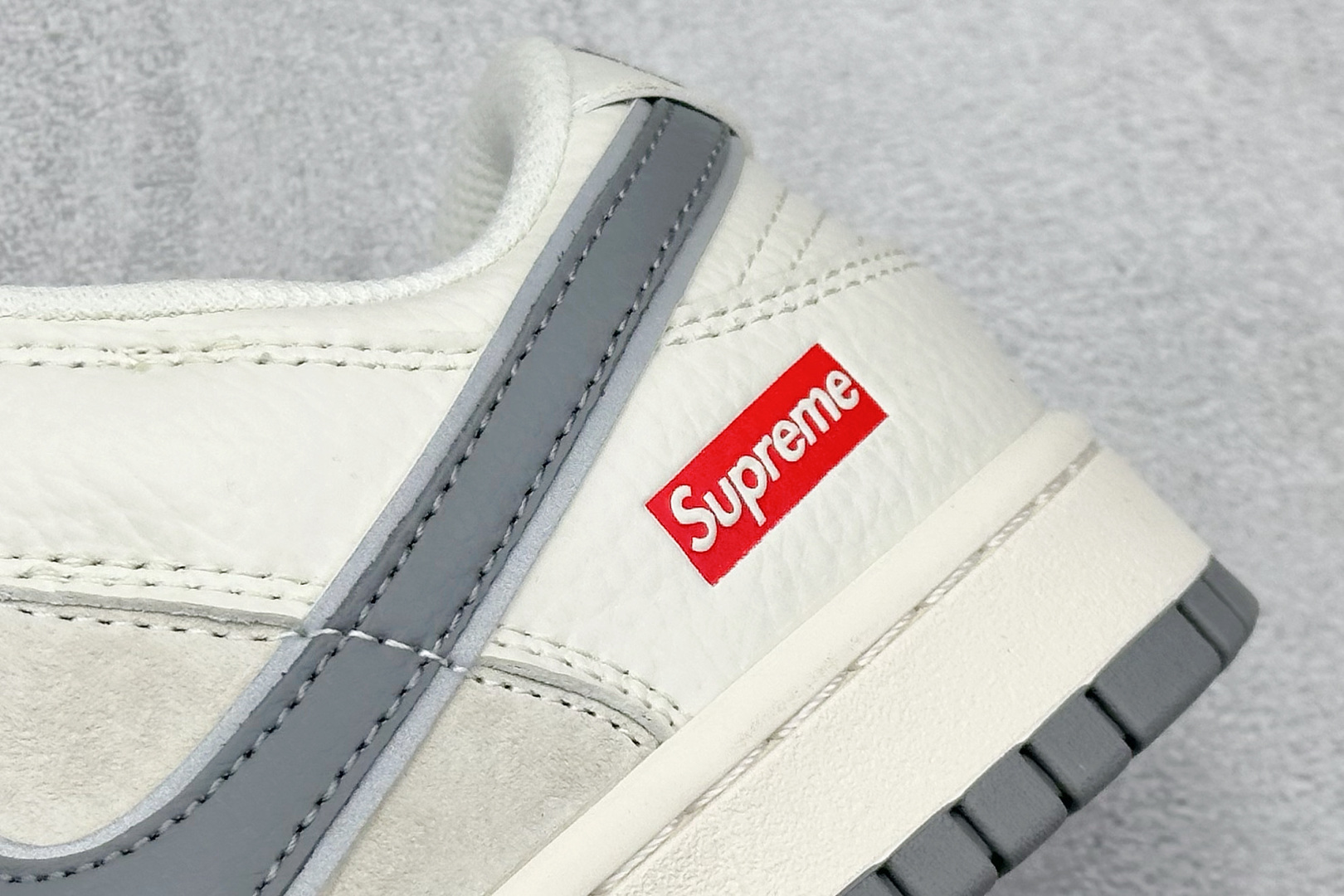 福利特价 放店私
Nk SB Dunk Low Supreme联名 灰勾双小勾 周年高端定制 低帮休闲板
