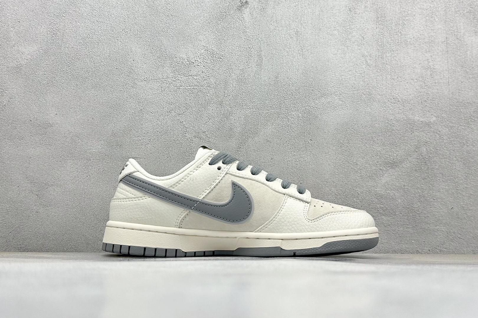 福利特价 放店私
Nk SB Dunk Low Supreme联名 灰勾双小勾 周年高端定制 低帮休闲板