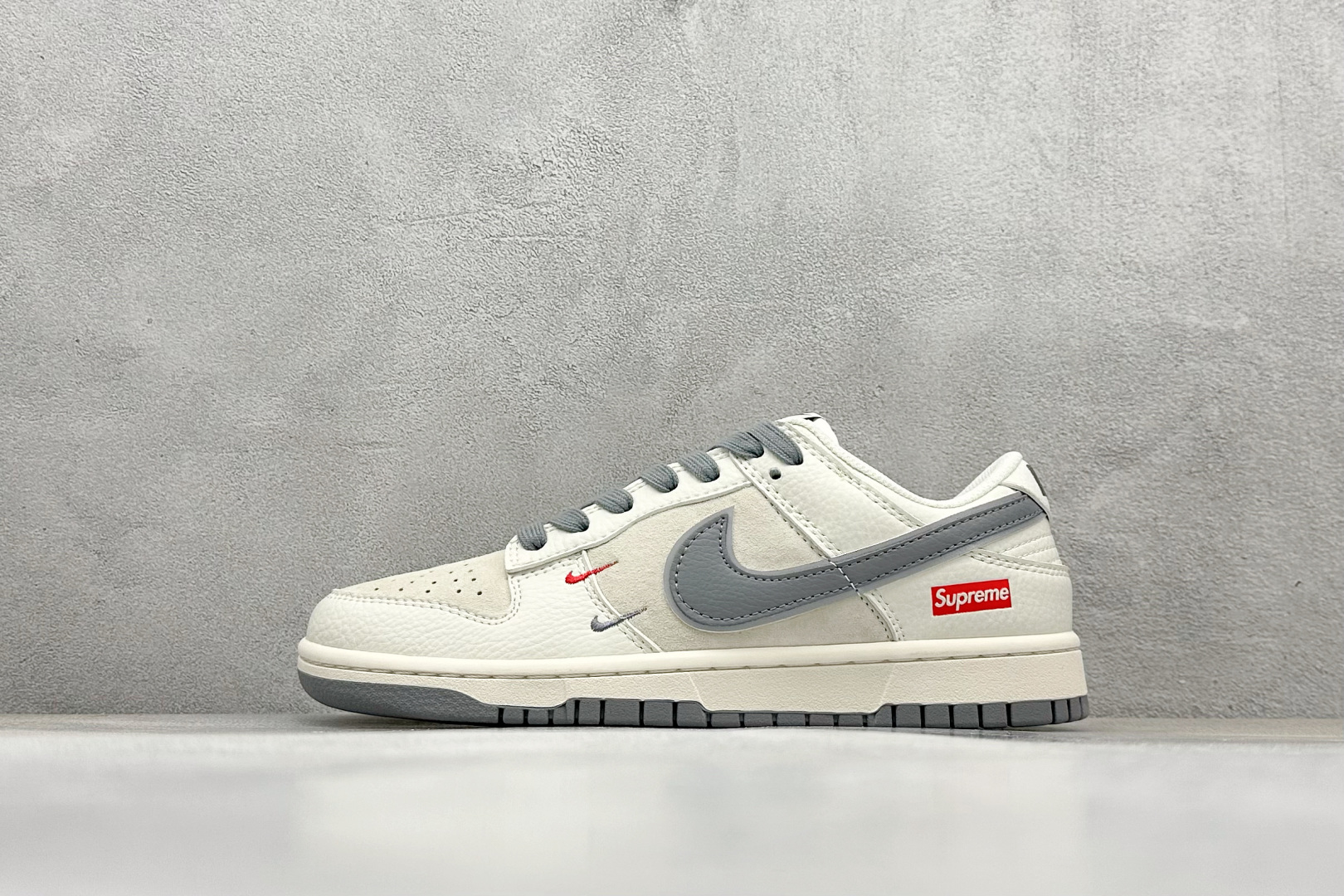 福利特价 放店私
Nk SB Dunk Low Supreme联名 灰勾双小勾 周年高端定制 低帮休闲板