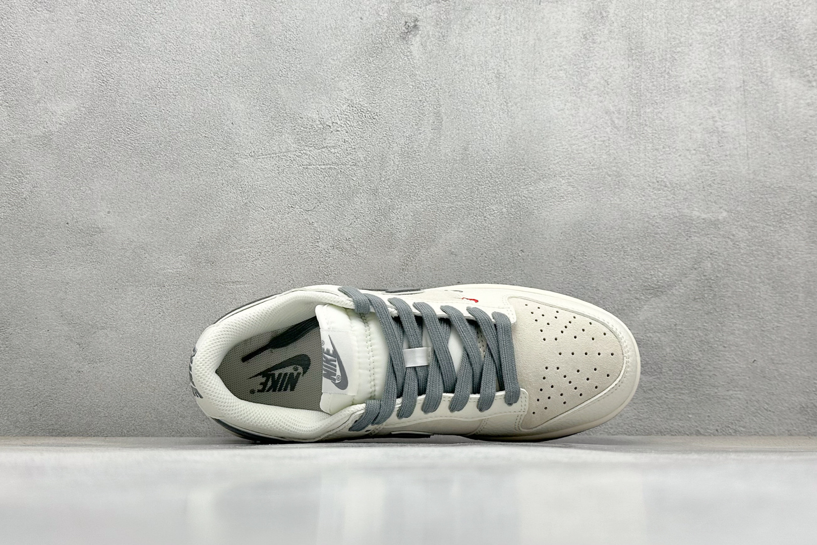 福利特价 放店私
Nk SB Dunk Low Supreme联名 灰勾双小勾 周年高端定制 低帮休闲板