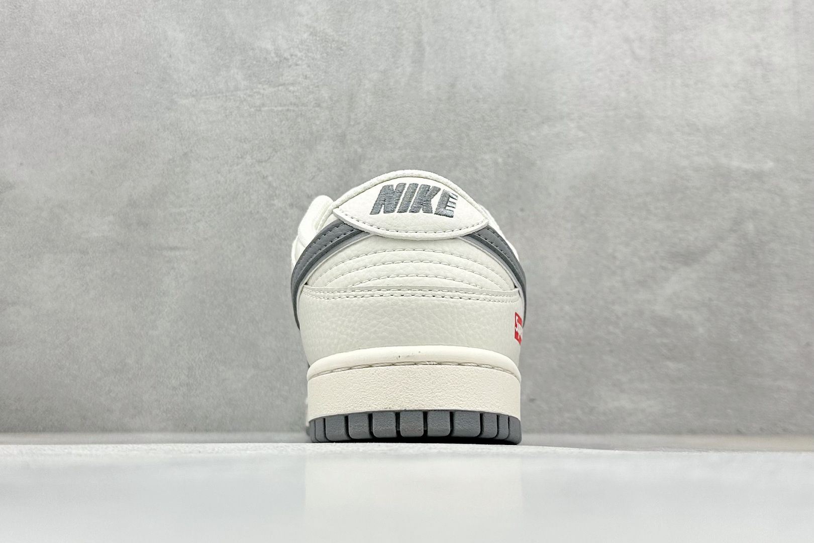 福利特价 放店私
Nk SB Dunk Low Supreme联名 灰勾双小勾 周年高端定制 低帮休闲板