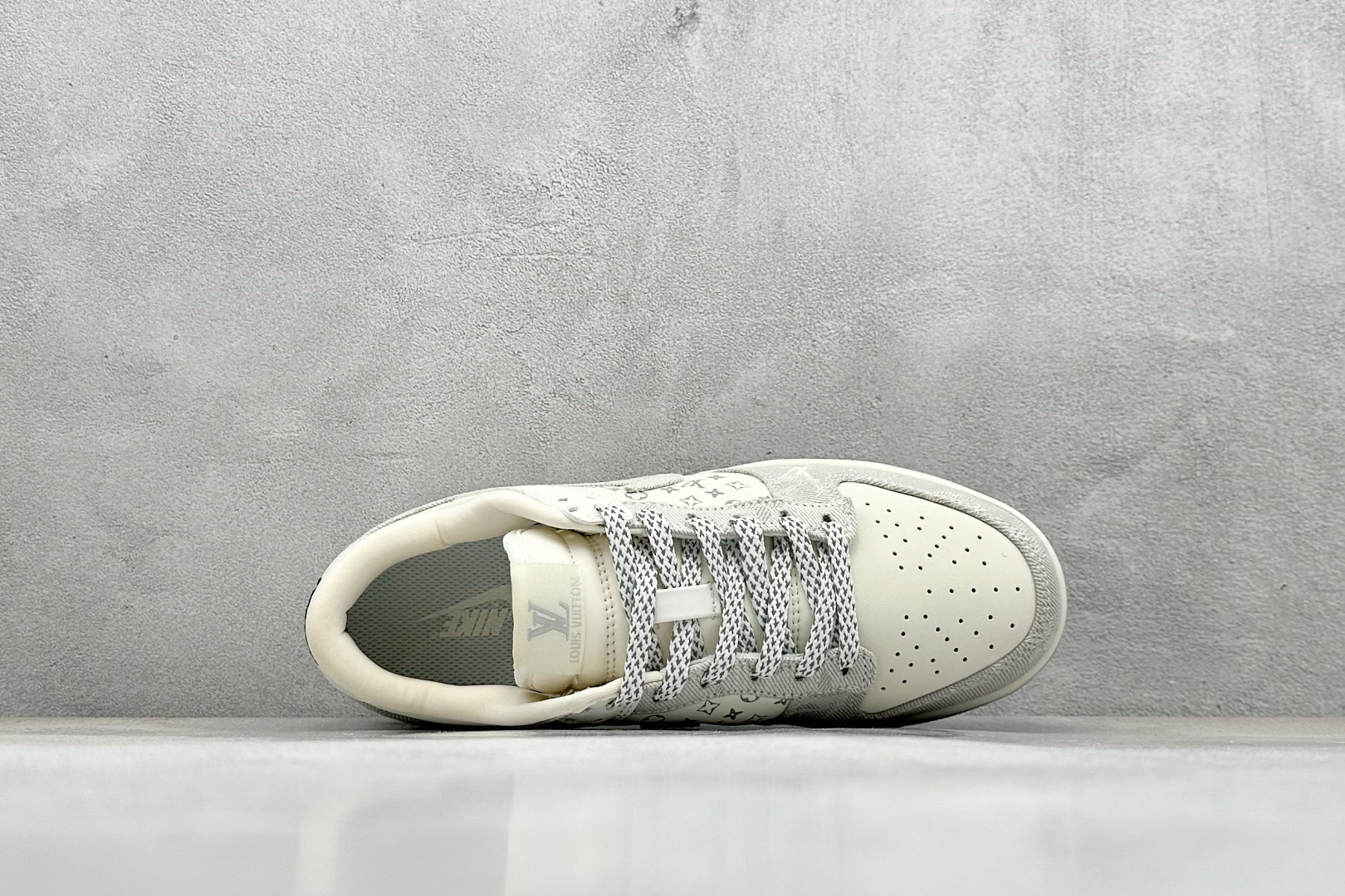 福利特价 放店私
Nk SB Dunk Low LV联名-米灰牛仔 周年高端定制 低帮休闲板鞋
#定制