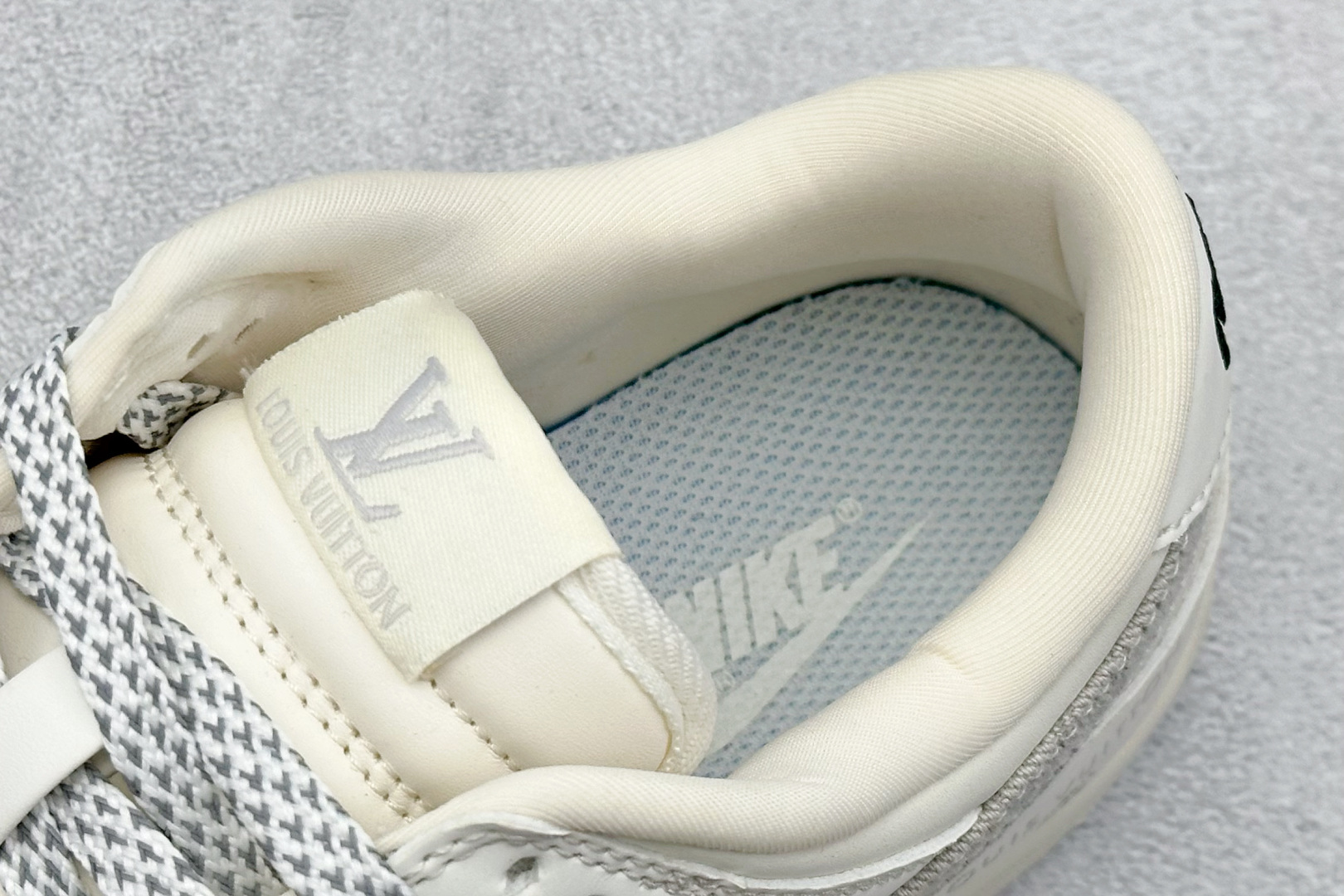 福利特价 放店私
Nk SB Dunk Low LV联名-米灰牛仔 周年高端定制 低帮休闲板鞋
#定制