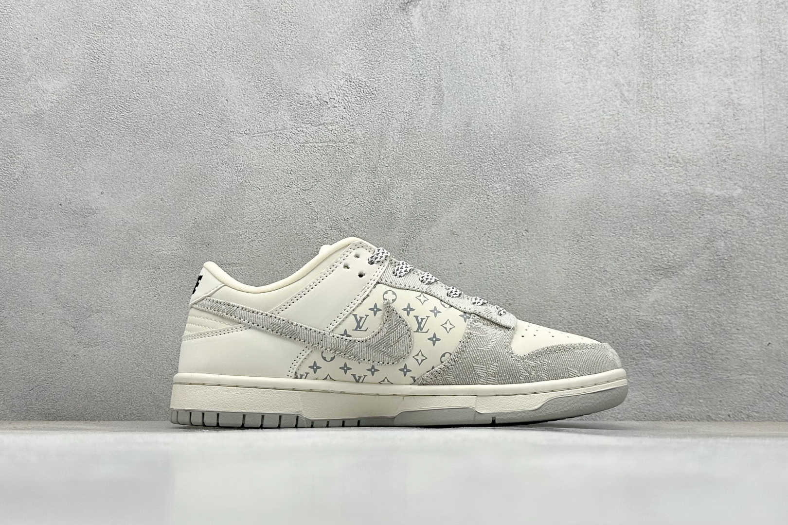 福利特价 放店私
Nk SB Dunk Low LV联名-米灰牛仔 周年高端定制 低帮休闲板鞋
#定制