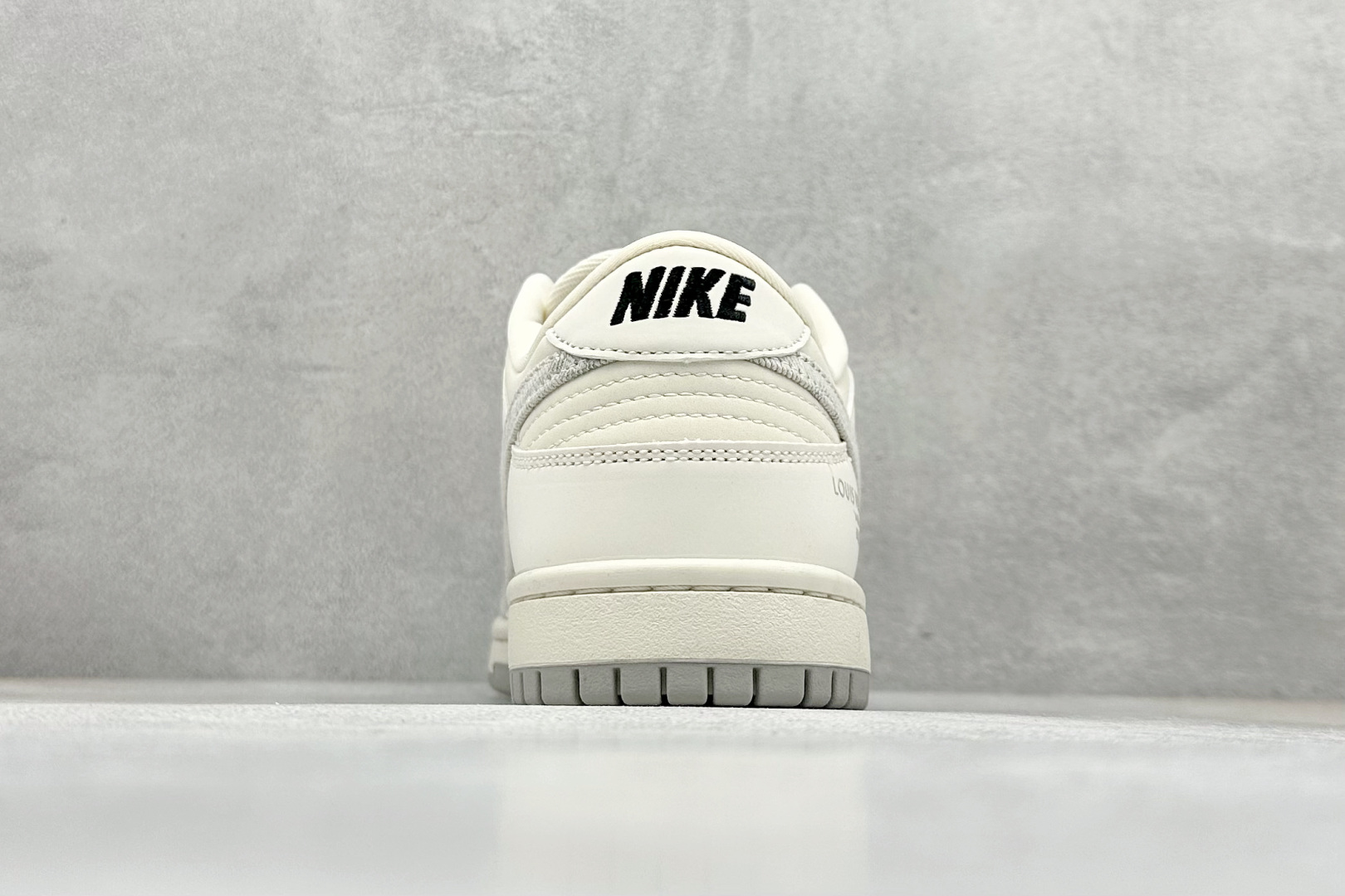 福利特价 放店私
Nk SB Dunk Low LV联名-米灰牛仔 周年高端定制 低帮休闲板鞋
#定制