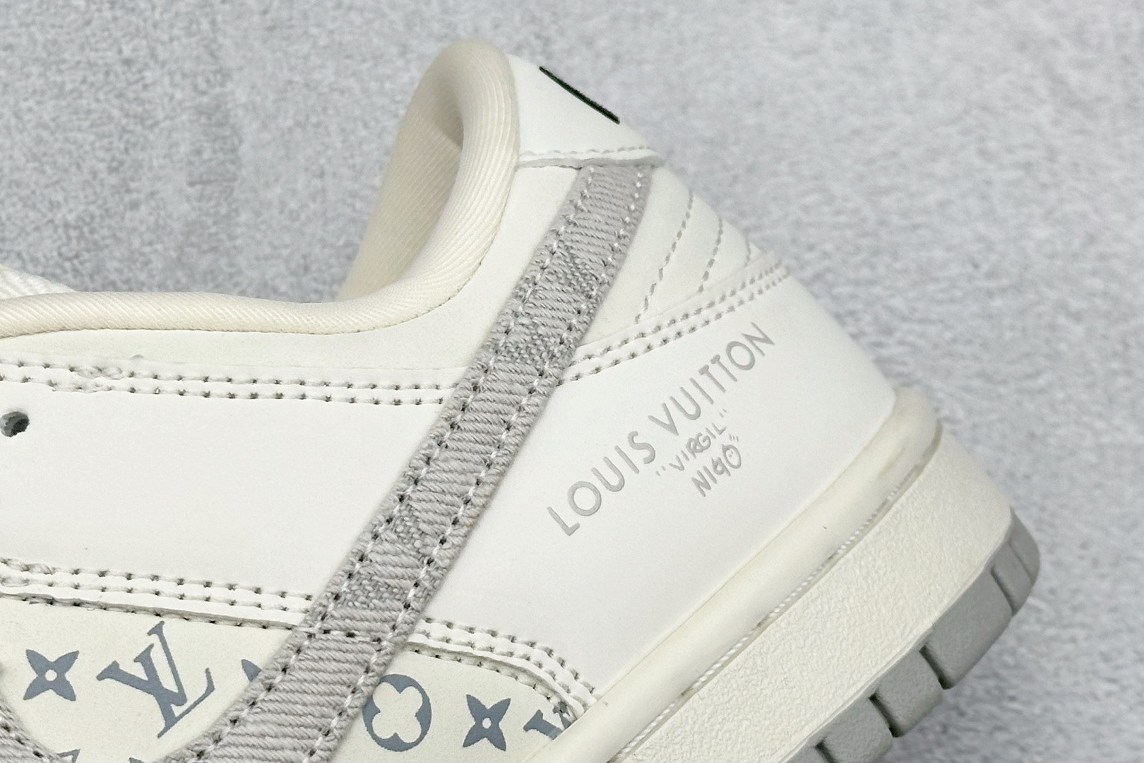 福利特价 放店私
Nk SB Dunk Low LV联名-米灰牛仔 周年高端定制 低帮休闲板鞋
#定制