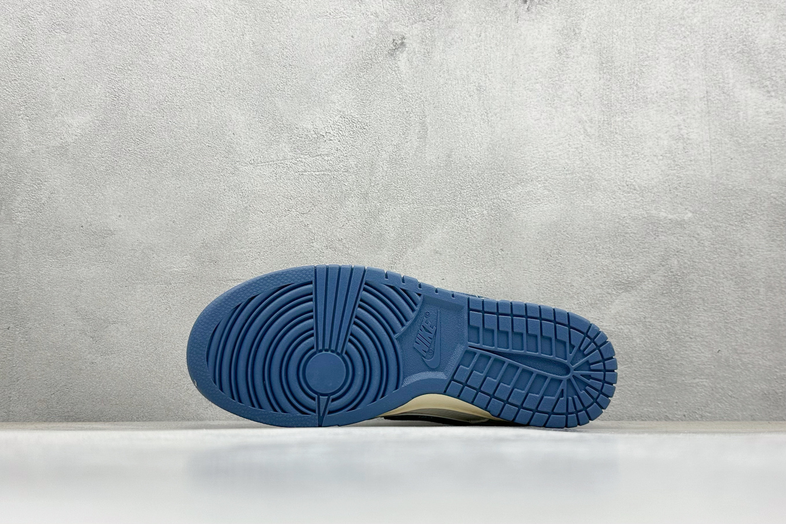 福利特价 放店私
Nk SB Dunk Low LV联名-米蓝牛仔勾 周年高端定制 低帮休闲板鞋
#定