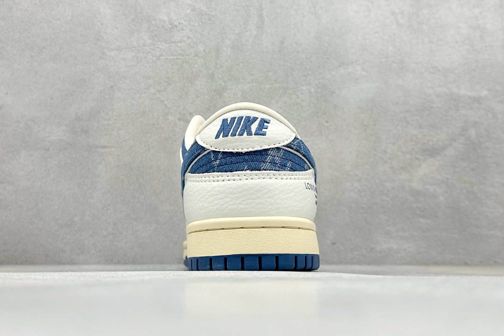 福利特价 放店私
Nk SB Dunk Low LV联名-米蓝牛仔勾 周年高端定制 低帮休闲板鞋
#定