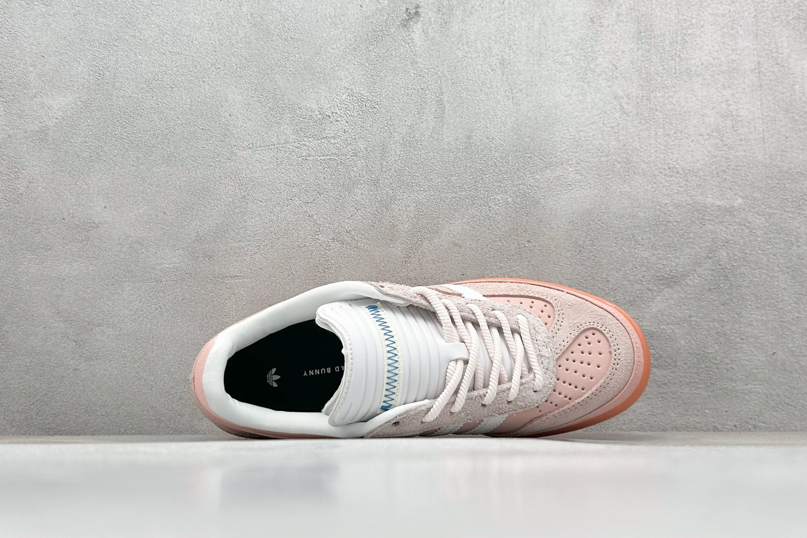 adidBAD X BUNNY Gazelle INdoor 三叶草休闲防滑耐磨低帮板鞋 JS5052