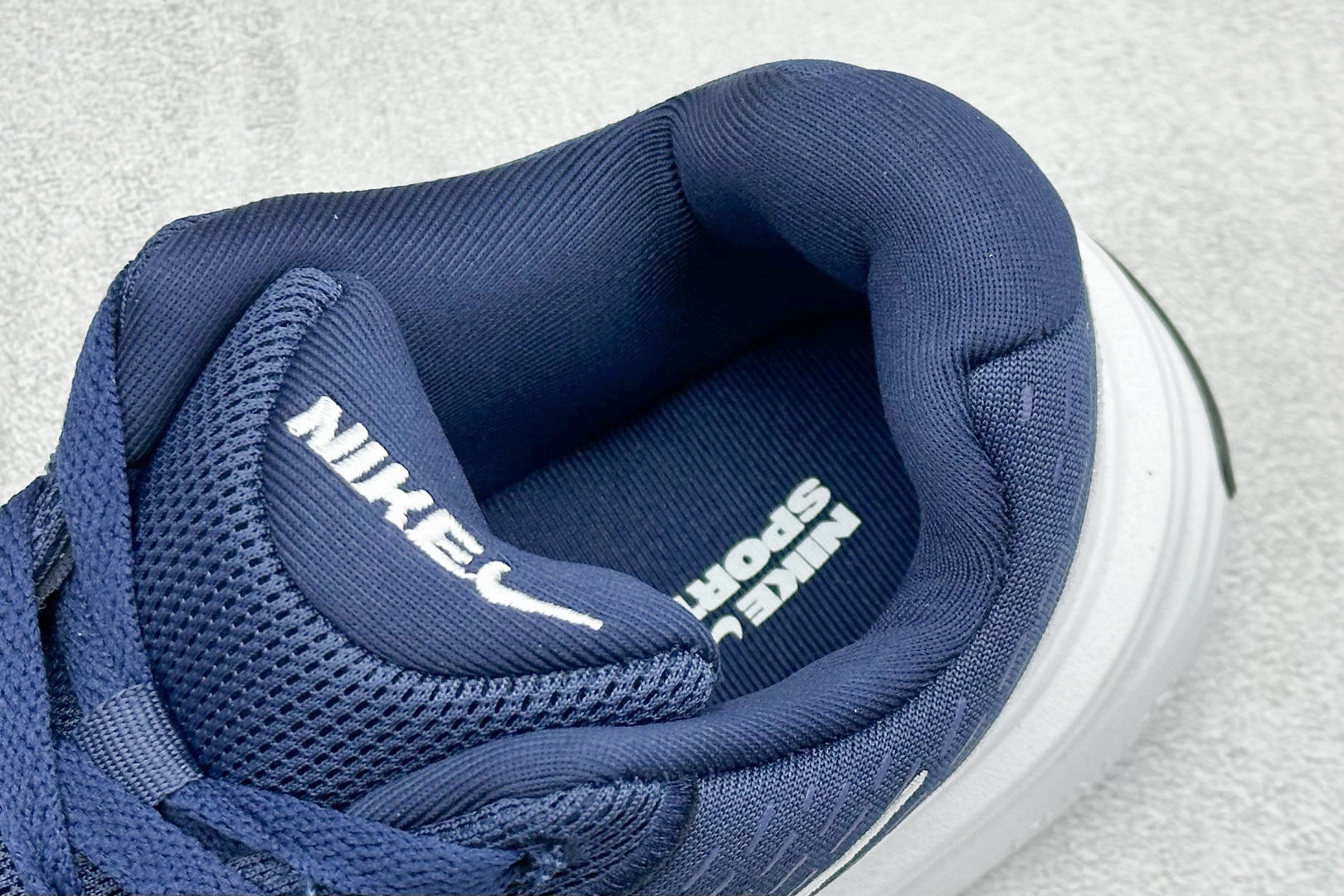  终端放店
Nike Uplift SC 潮流舒适 织物防滑耐磨 低帮跑步鞋 
鞋底软弹又有支撑感防滑耐