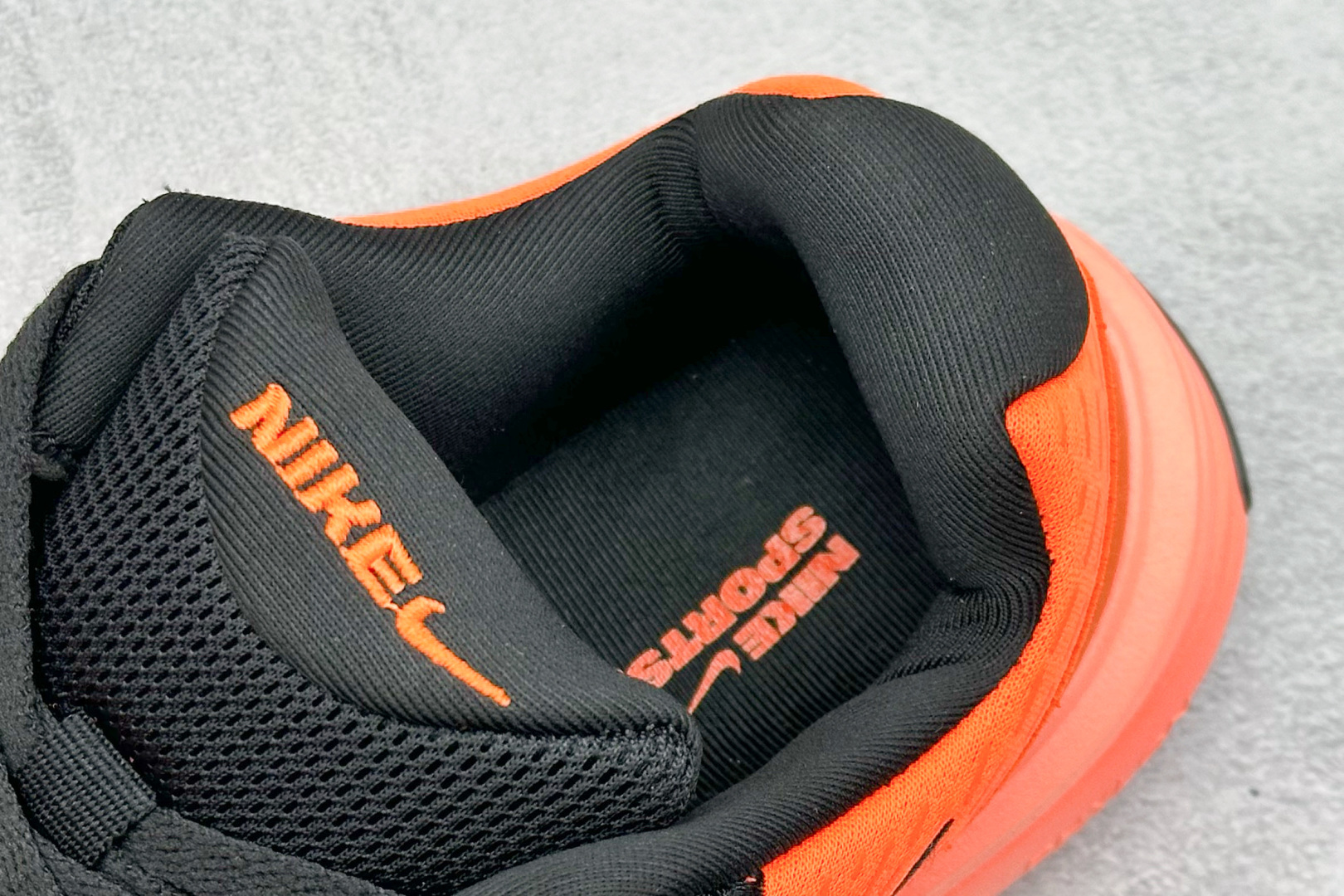  终端放店
Nike Uplift SC 潮流舒适 织物防滑耐磨 低帮跑步鞋 
鞋底软弹又有支撑感防滑耐