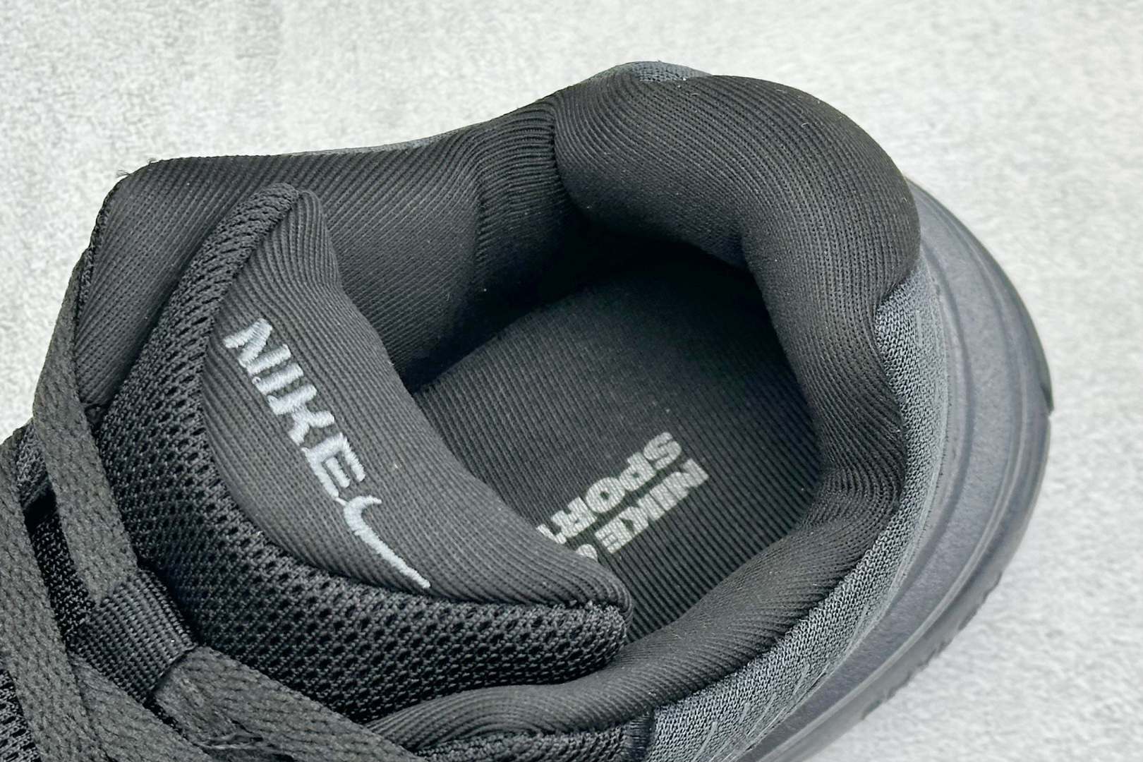  终端放店
Nike Uplift SC 潮流舒适 织物防滑耐磨 低帮跑步鞋 
鞋底软弹又有支撑感防滑耐