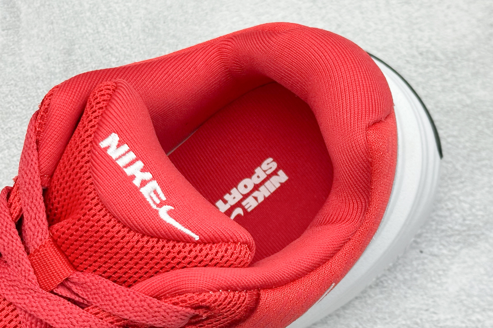  终端放店
Nike Uplift SC 潮流舒适 织物防滑耐磨 低帮跑步鞋 
鞋底软弹又有支撑感防滑耐