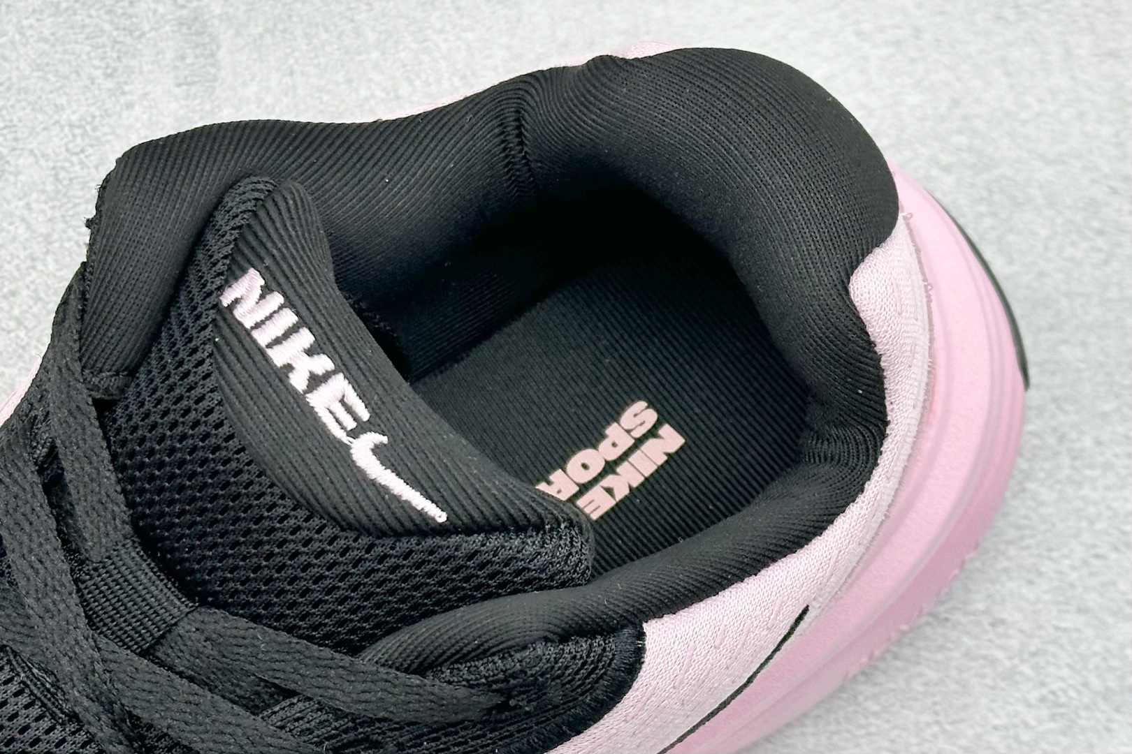  终端放店
Nike Uplift SC 潮流舒适 织物防滑耐磨 低帮跑步鞋 
鞋底软弹又有支撑感防滑耐