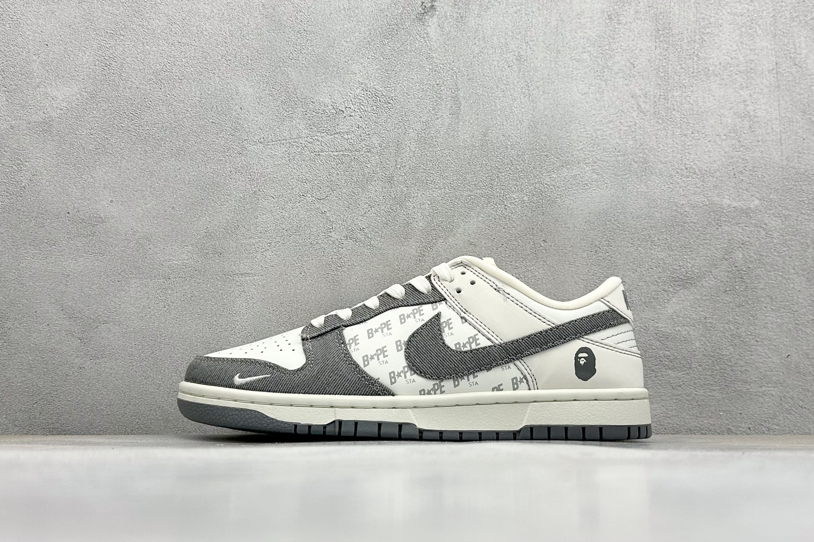 福利特价  NIKE SB Dunk Low x BAPE 白灰小钩 公司级出品 极力推荐 原装头层材料 独家版型蒸餾加工 帶來的是更好的视觉和脚感体验 大厂纯原品质出货 清洁度 电绣工艺 皮料切割干净无任何毛边 细节完美 货号：QF1568 145 尺码： 36 36.5 37.5 38 38.5 39 40 40.5 41 42 42.5 43 44 44.5 45-选品中心