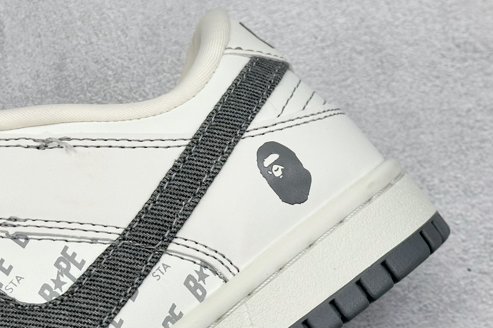 图片[9]-福利特价  NIKE SB Dunk Low x BAPE 白灰小钩 公司级出品 极力推荐 原装头层材料 独家版型蒸餾加工 帶來的是更好的视觉和脚感体验 大厂纯原品质出货 清洁度 电绣工艺 皮料切割干净无任何毛边 细节完美 货号：QF1568 145 尺码： 36 36.5 37.5 38 38.5 39 40 40.5 41 42 42.5 43 44 44.5 45-选品中心