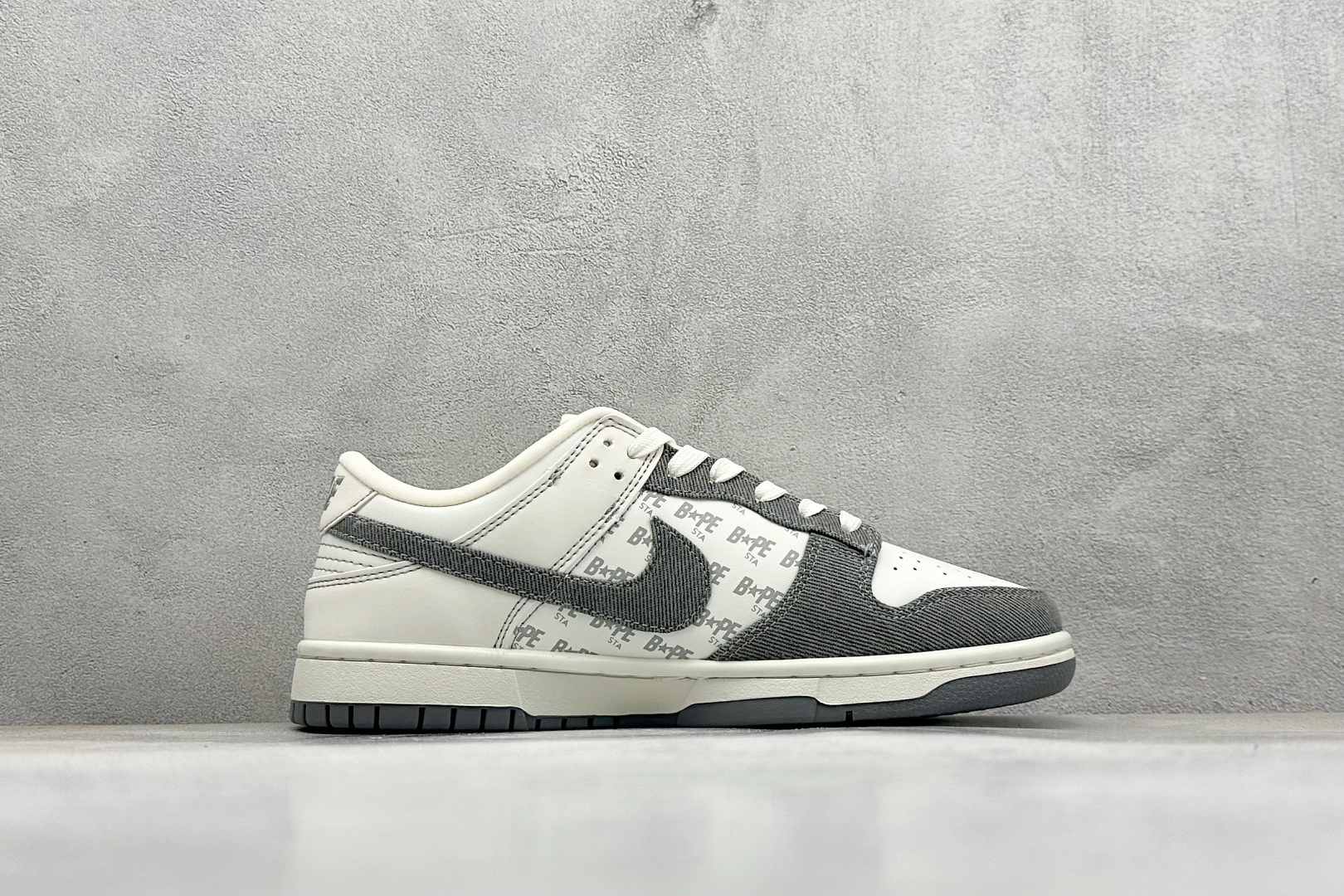 图片[2]-福利特价  NIKE SB Dunk Low x BAPE 白灰小钩 公司级出品 极力推荐 原装头层材料 独家版型蒸餾加工 帶來的是更好的视觉和脚感体验 大厂纯原品质出货 清洁度 电绣工艺 皮料切割干净无任何毛边 细节完美 货号：QF1568 145 尺码： 36 36.5 37.5 38 38.5 39 40 40.5 41 42 42.5 43 44 44.5 45-选品中心