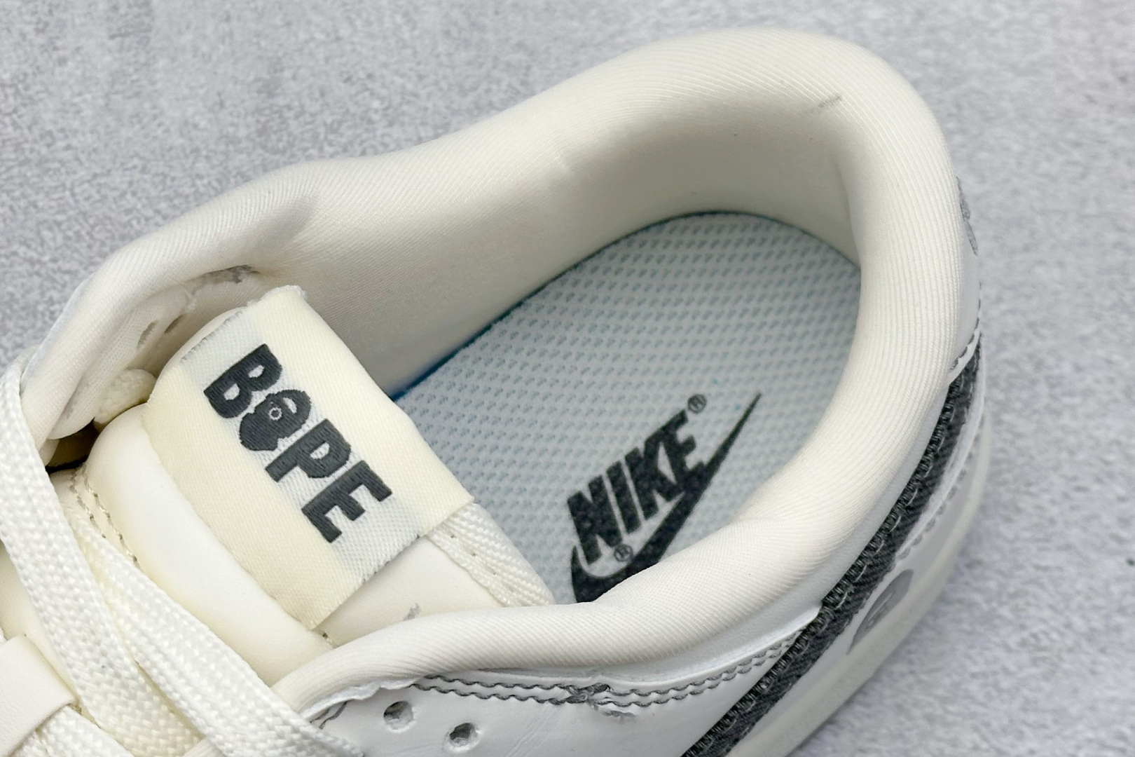 图片[8]-福利特价  NIKE SB Dunk Low x BAPE 白灰小钩 公司级出品 极力推荐 原装头层材料 独家版型蒸餾加工 帶來的是更好的视觉和脚感体验 大厂纯原品质出货 清洁度 电绣工艺 皮料切割干净无任何毛边 细节完美 货号：QF1568 145 尺码： 36 36.5 37.5 38 38.5 39 40 40.5 41 42 42.5 43 44 44.5 45-选品中心