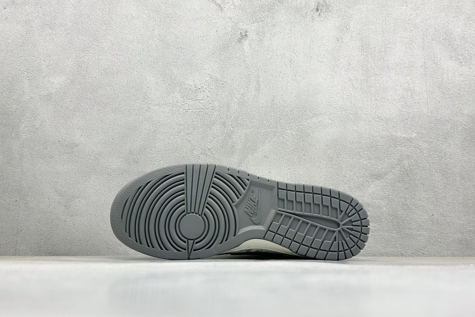 图片[4]-福利特价  NIKE SB Dunk Low x BAPE 白灰小钩 公司级出品 极力推荐 原装头层材料 独家版型蒸餾加工 帶來的是更好的视觉和脚感体验 大厂纯原品质出货 清洁度 电绣工艺 皮料切割干净无任何毛边 细节完美 货号：QF1568 145 尺码： 36 36.5 37.5 38 38.5 39 40 40.5 41 42 42.5 43 44 44.5 45-选品中心