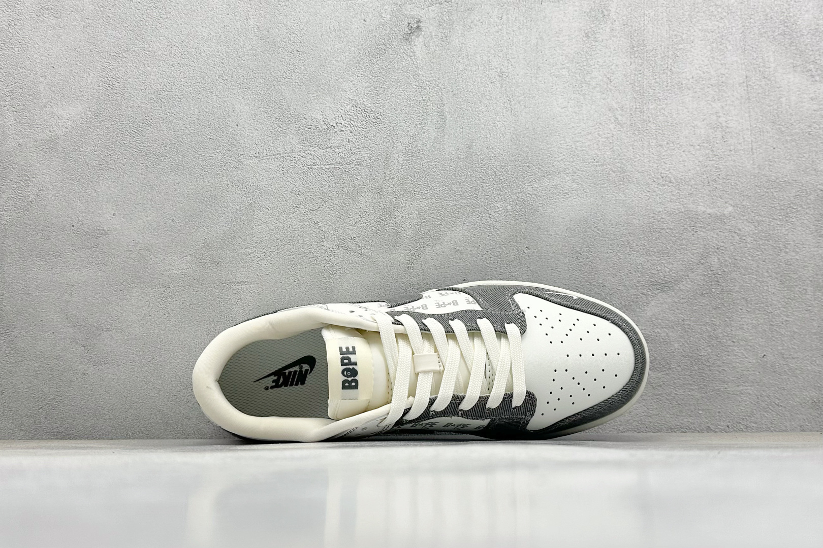 图片[3]-福利特价  NIKE SB Dunk Low x BAPE 白灰小钩 公司级出品 极力推荐 原装头层材料 独家版型蒸餾加工 帶來的是更好的视觉和脚感体验 大厂纯原品质出货 清洁度 电绣工艺 皮料切割干净无任何毛边 细节完美 货号：QF1568 145 尺码： 36 36.5 37.5 38 38.5 39 40 40.5 41 42 42.5 43 44 44.5 45-选品中心