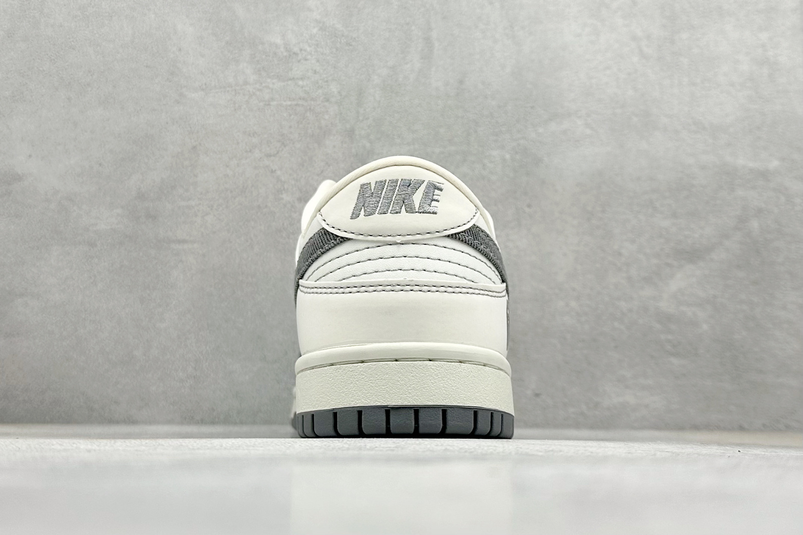 图片[6]-福利特价  NIKE SB Dunk Low x BAPE 白灰小钩 公司级出品 极力推荐 原装头层材料 独家版型蒸餾加工 帶來的是更好的视觉和脚感体验 大厂纯原品质出货 清洁度 电绣工艺 皮料切割干净无任何毛边 细节完美 货号：QF1568 145 尺码： 36 36.5 37.5 38 38.5 39 40 40.5 41 42 42.5 43 44 44.5 45-选品中心