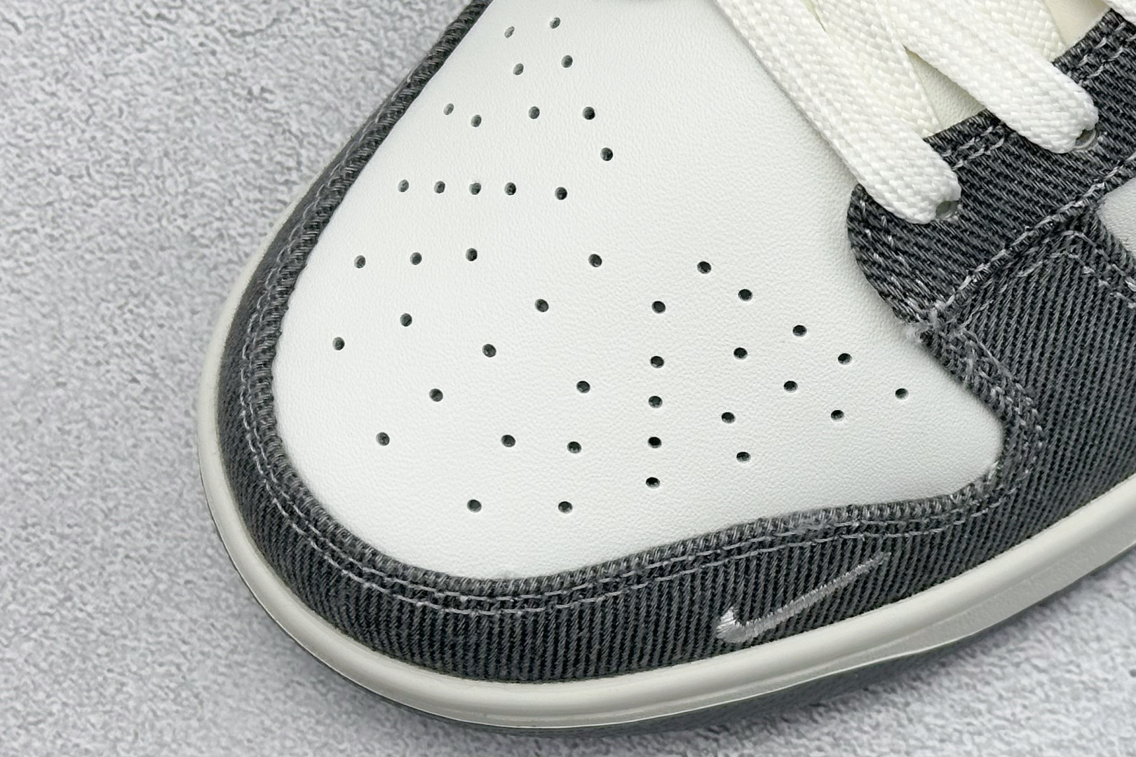 图片[7]-福利特价  NIKE SB Dunk Low x BAPE 白灰小钩 公司级出品 极力推荐 原装头层材料 独家版型蒸餾加工 帶來的是更好的视觉和脚感体验 大厂纯原品质出货 清洁度 电绣工艺 皮料切割干净无任何毛边 细节完美 货号：QF1568 145 尺码： 36 36.5 37.5 38 38.5 39 40 40.5 41 42 42.5 43 44 44.5 45-选品中心