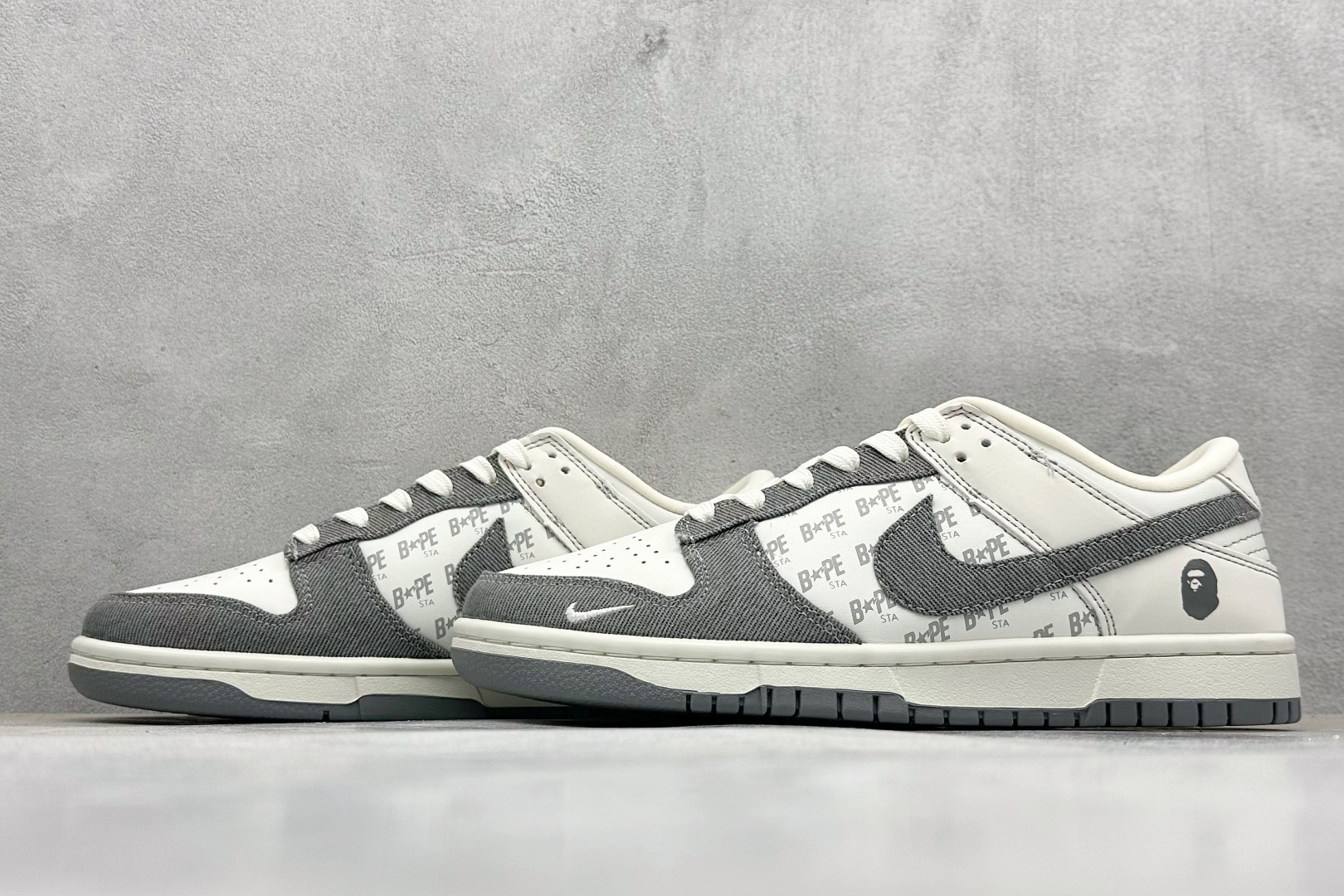 图片[5]-福利特价  NIKE SB Dunk Low x BAPE 白灰小钩 公司级出品 极力推荐 原装头层材料 独家版型蒸餾加工 帶來的是更好的视觉和脚感体验 大厂纯原品质出货 清洁度 电绣工艺 皮料切割干净无任何毛边 细节完美 货号：QF1568 145 尺码： 36 36.5 37.5 38 38.5 39 40 40.5 41 42 42.5 43 44 44.5 45-选品中心