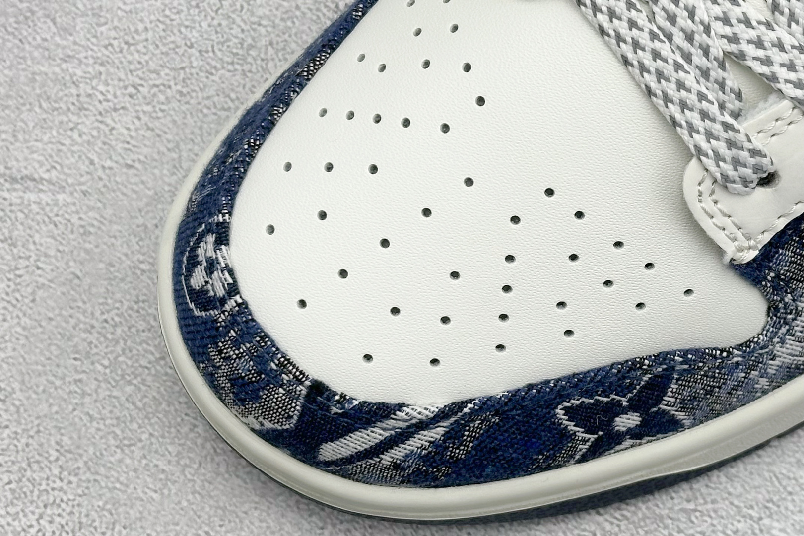 图片[7]-福利特价  NIKE SB Dunk Low x Louis Vuitton 白蓝 公司级出品 极力推荐 原装头层材料 独家版型蒸餾加工 帶來的是更好的视觉和脚感体验 大厂纯原品质出货 清洁度 电绣工艺 皮料切割干净无任何毛边 细节完美 货号：QF1568 140 尺码： 36 36.5 37.5 38 38.5 39 40 40.5 41 42 42.5 43 44 44.5 45-选品中心