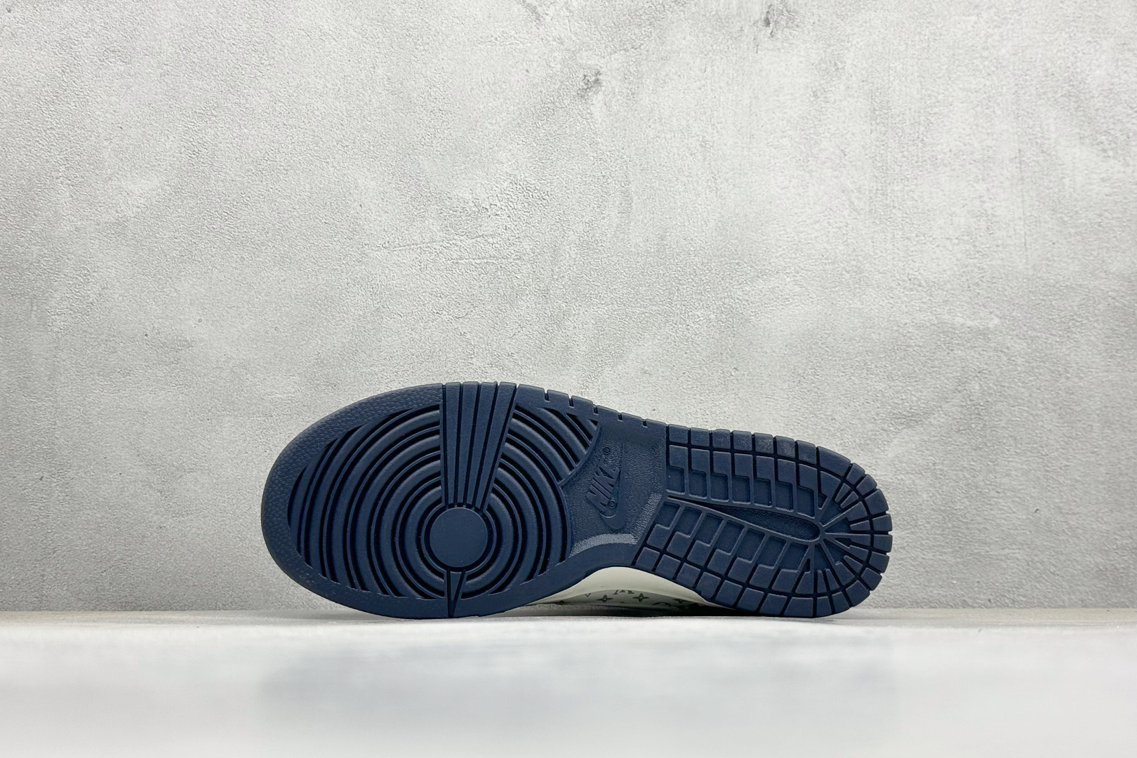 图片[4]-福利特价  NIKE SB Dunk Low x Louis Vuitton 白蓝 公司级出品 极力推荐 原装头层材料 独家版型蒸餾加工 帶來的是更好的视觉和脚感体验 大厂纯原品质出货 清洁度 电绣工艺 皮料切割干净无任何毛边 细节完美 货号：QF1568 140 尺码： 36 36.5 37.5 38 38.5 39 40 40.5 41 42 42.5 43 44 44.5 45-选品中心