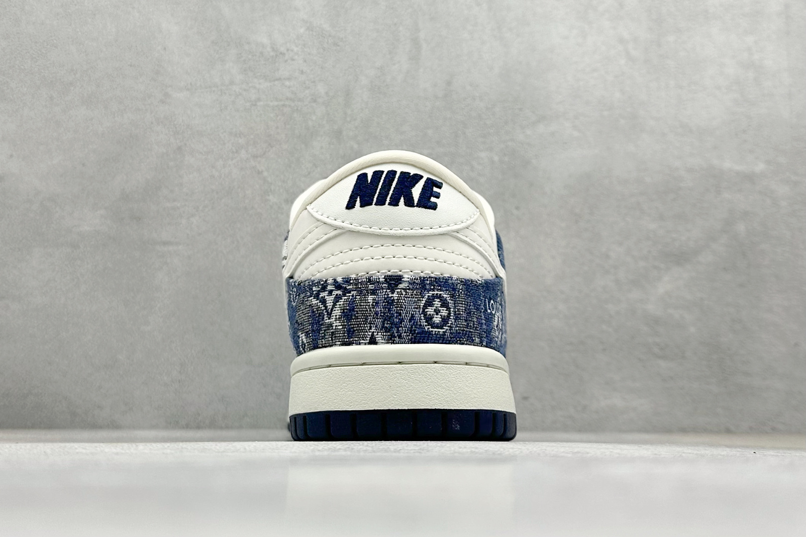 图片[6]-福利特价  NIKE SB Dunk Low x Louis Vuitton 白蓝 公司级出品 极力推荐 原装头层材料 独家版型蒸餾加工 帶來的是更好的视觉和脚感体验 大厂纯原品质出货 清洁度 电绣工艺 皮料切割干净无任何毛边 细节完美 货号：QF1568 140 尺码： 36 36.5 37.5 38 38.5 39 40 40.5 41 42 42.5 43 44 44.5 45-选品中心