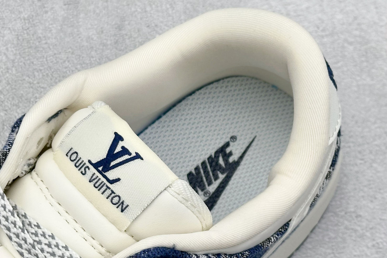 图片[8]-福利特价  NIKE SB Dunk Low x Louis Vuitton 白蓝 公司级出品 极力推荐 原装头层材料 独家版型蒸餾加工 帶來的是更好的视觉和脚感体验 大厂纯原品质出货 清洁度 电绣工艺 皮料切割干净无任何毛边 细节完美 货号：QF1568 140 尺码： 36 36.5 37.5 38 38.5 39 40 40.5 41 42 42.5 43 44 44.5 45-选品中心