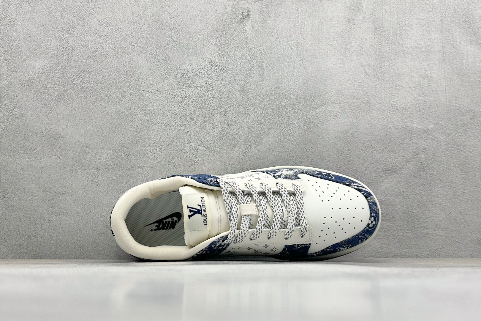 图片[3]-福利特价  NIKE SB Dunk Low x Louis Vuitton 白蓝 公司级出品 极力推荐 原装头层材料 独家版型蒸餾加工 帶來的是更好的视觉和脚感体验 大厂纯原品质出货 清洁度 电绣工艺 皮料切割干净无任何毛边 细节完美 货号：QF1568 140 尺码： 36 36.5 37.5 38 38.5 39 40 40.5 41 42 42.5 43 44 44.5 45-选品中心