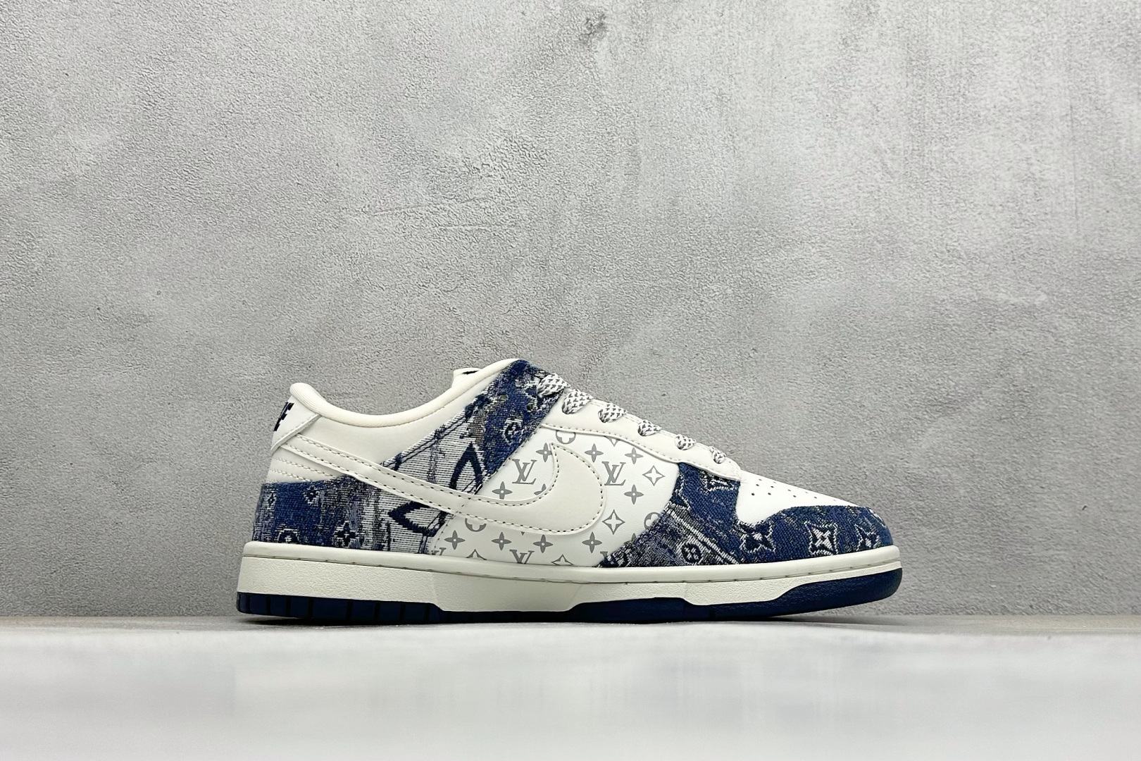 图片[2]-福利特价  NIKE SB Dunk Low x Louis Vuitton 白蓝 公司级出品 极力推荐 原装头层材料 独家版型蒸餾加工 帶來的是更好的视觉和脚感体验 大厂纯原品质出货 清洁度 电绣工艺 皮料切割干净无任何毛边 细节完美 货号：QF1568 140 尺码： 36 36.5 37.5 38 38.5 39 40 40.5 41 42 42.5 43 44 44.5 45-选品中心