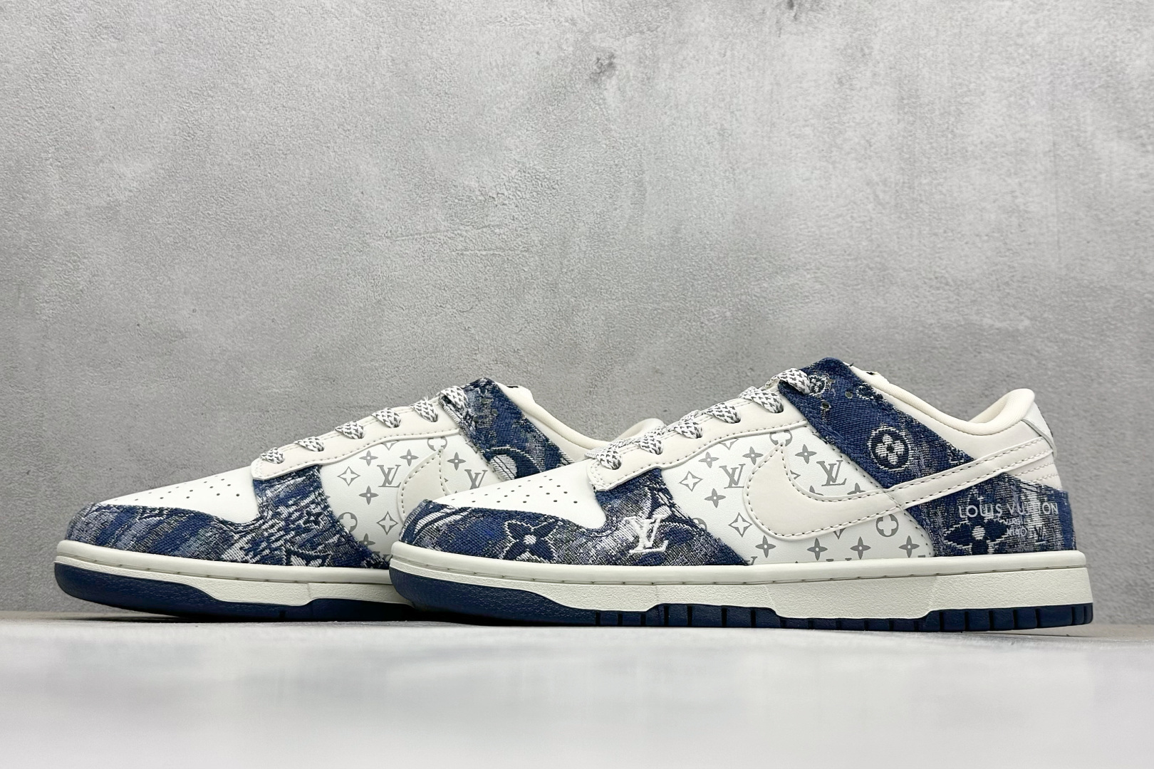 图片[5]-福利特价  NIKE SB Dunk Low x Louis Vuitton 白蓝 公司级出品 极力推荐 原装头层材料 独家版型蒸餾加工 帶來的是更好的视觉和脚感体验 大厂纯原品质出货 清洁度 电绣工艺 皮料切割干净无任何毛边 细节完美 货号：QF1568 140 尺码： 36 36.5 37.5 38 38.5 39 40 40.5 41 42 42.5 43 44 44.5 45-选品中心